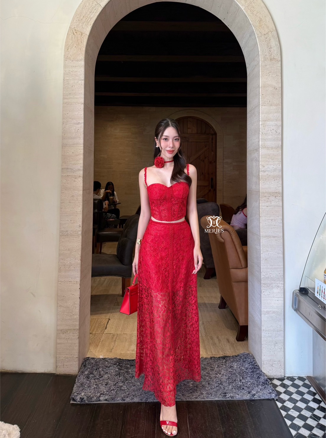 เซตผ้าลูกไม้สีแดงสายเดี่ยวแต่งผ้าฉลุ สายเดี่ยวทรงสั้นเข้ารูปพร้อมฟองน้ำเสริมอกเพื่อให้ทรงสวยตีเกล็ดฉลุรวบอกและช่วงตัว มาพร้อมกับกระโปรงยาวทรงบานดีเทลแต่งผ้าฉลุด้านหน้ากระโปรงมีซับครึ่งตัวงานซิปหลังทั้งเสื้อและกระโปรง มีเชือกและดอกไม้เข็มกลัดจะใช้ที่คอหรือ