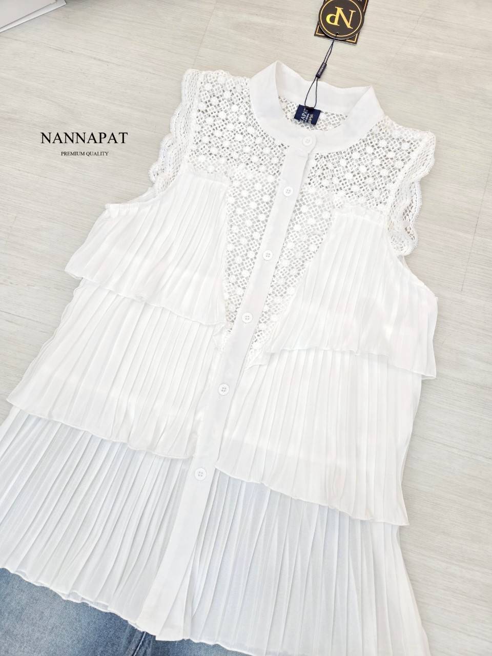 ชุดเซท TAG :: NANNAPAT (NP) 🎗️เนื้อผ้าต้องดี 👍 ♡DETAILS♡ ชุดเสื้อผ้าอัดพรีทตัดต่อด้วยลูกไม้ +กางเกงยีนส์แท้ 7 ส่วน ฟอกซีด