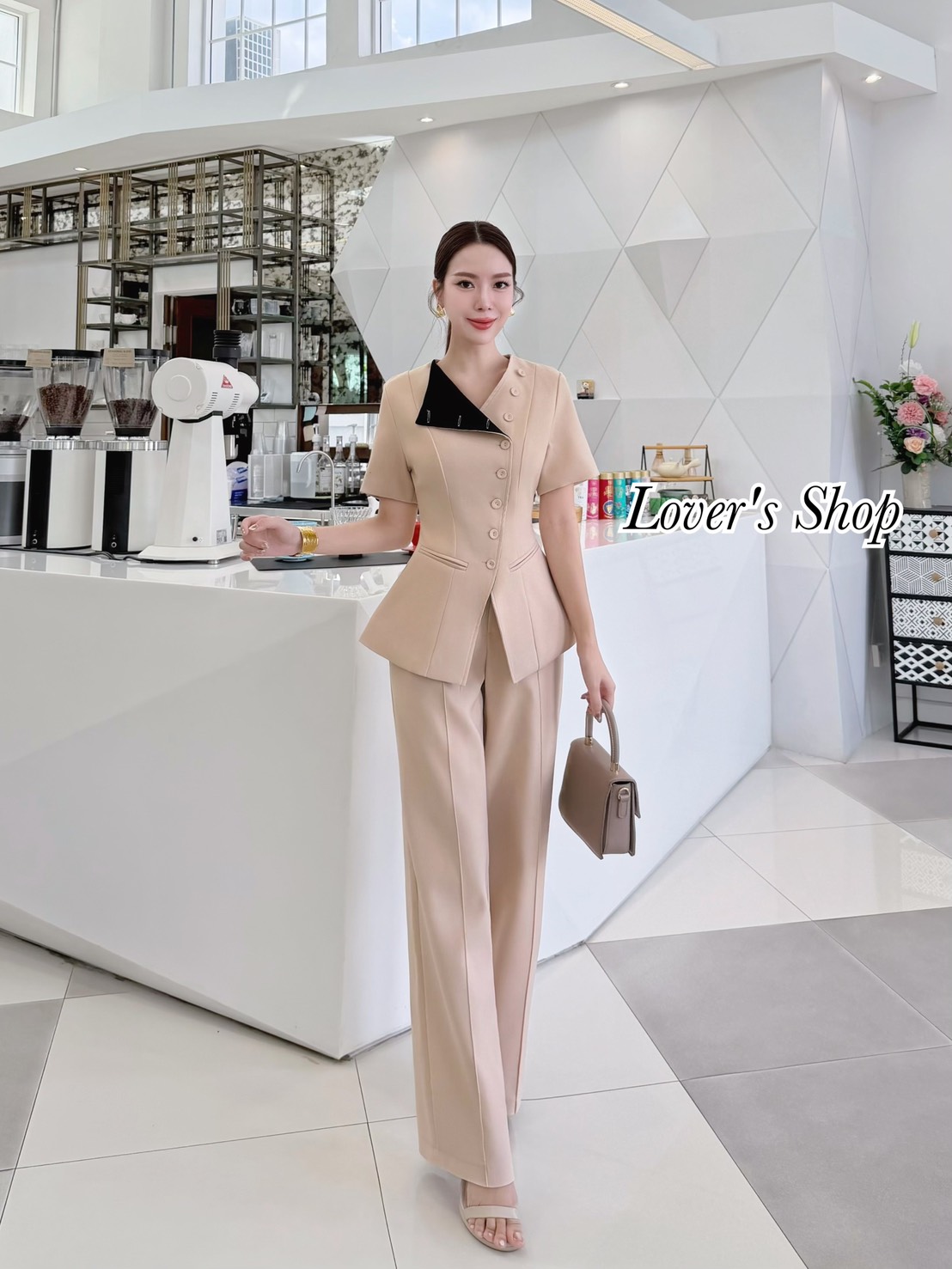 Teg : Lover’s Shop Detail : Set เสื้อ+กางเกง เป็นเซ็ตที่ดีไซน์เก๋ เรียบหรูดูดี ดีเทลเสื้อทรงแขนสั้น (ช่วงปกพับหรือจะติดกระดุมก็ได้ค่ะ) กระดุมหน้า กระเป๋าเสื้อเป็นงานตกแต่งนะคะใช้งานไม่ได้ ตัวเสื้อมีซับในอย่างดีค่ะ แม็ทกับกางเกงขายาวทรงเอวสูง