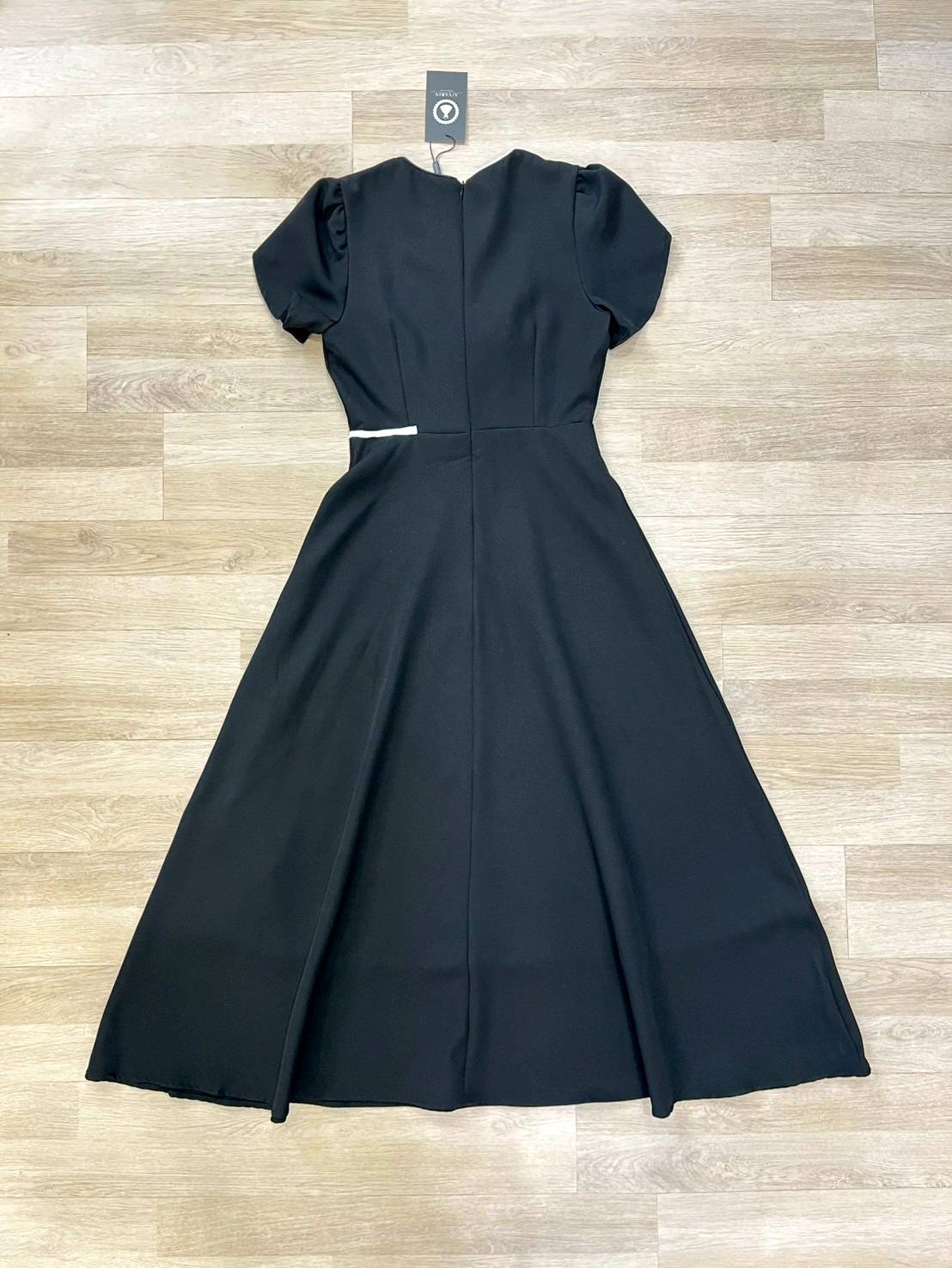 ชุดเดรสกระโปรงผ้าหนาอัดกาวช่วงเสื้อดูลูกคุณมากๆปักดดอกไม้ผ้าเนื้อดีมีทรงสวยมั้กๆผ้าหนาหนักเนื้อดีนิ่มไฮโซสวมใส่ง่ายเเต่งเเนวลูกคุณมั้กๆคะเดรส