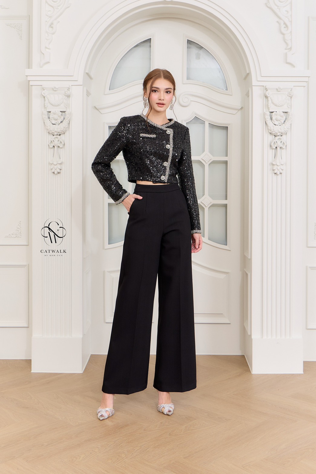 งานป้าย CATWALK BY KOH-TUN Detail>>> งานดี งานเป๊ะเว่อร์รุ่นนี้บอกเลย เซตแจ็คเก็ตผ้าทวีตปักคริสตัล+กางเกงขายาวทรงสวย เนื้อผ้าทวีตเกรดเอ เนื้อนุ่ม ตัวแจ็คเก็ตเป็นทรงกึ่งเข้ารูป แขนยาว ตัวเสื้อปักตกแต่งด้วยคริสตัลทั้งตัว ขอบตัวเสื้อแต่งด้วยริ้บบิ้น