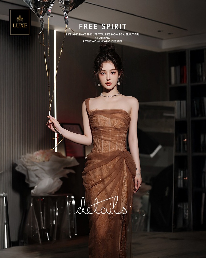 Label : LUXE ☑️เดรสเสื้อเกาะอก มีโครงแบบคอร์เซ็ต ซ้อนทับด้วยผ้าเน็ตจับเดรป กระโปรงจับเดรป ☑️ทำจากผ้าลูกไม้และผ้าเน็ตเนื้อนุ่มยืดหยุ่นได้เล็กน้อย