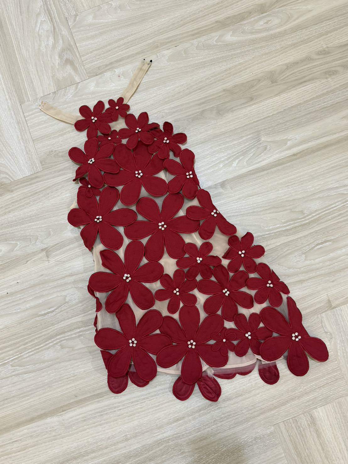 เดรสสั้นดีไซน์สุดโดดเด่นด้วยลายดอกไม้สามมิติทั้งตัว แต่งดอกไม้นูนขนาดเล็ก-ใหญ่ไล่ระดับจากช่วงคอลงมาถึงชายกระโปรง เพิ่มลูกเล่นด้วยการฝังคริสตัลเล็กกลางดอกช่วยสะท้อนแสงอย่างหรูหรา ดีไซน์ชายเดรสเฉียงดูชิคเปรี้ยวมาก ให้ลุคหวานปนเซ็กซี่อย่างลงตัว เ