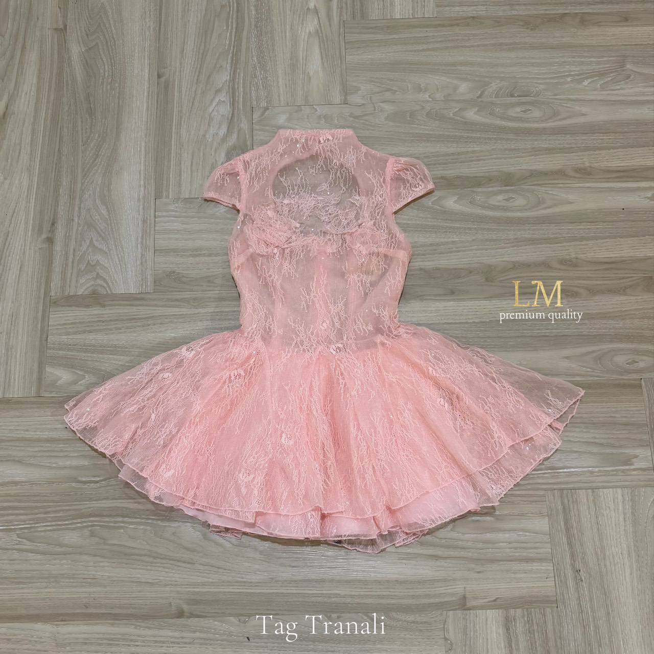 เดรสลูกไม้ปิดคอแขนตุ๊กตา งานลูกไม้ซีทรูเซ็กซี่ กระโปรงพองระบาย ลูกไม้สลับผ้าตาข่ายซีทรูเนื้อนิ่มหลายชั้น เว้าหลังเบาๆ งานสวยแซ่บ สีชุดชมพูหวานละมุน ผ้านิ่มใส่สบายไม่เคือง ** High end product so no sponge