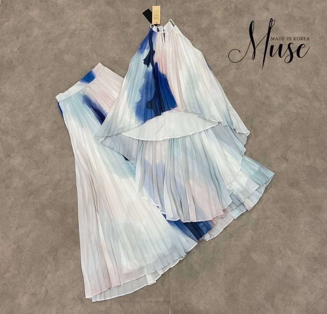 เซ็ตเสื้ออัดพลีตพิมพ์ลายกราฟฟิกสีน้ำ ตัวชุดเป็นทรงปล่อย ใส่คู่กับกระโปรงยาวลายเดียวกับ สวยปังแน่นอน