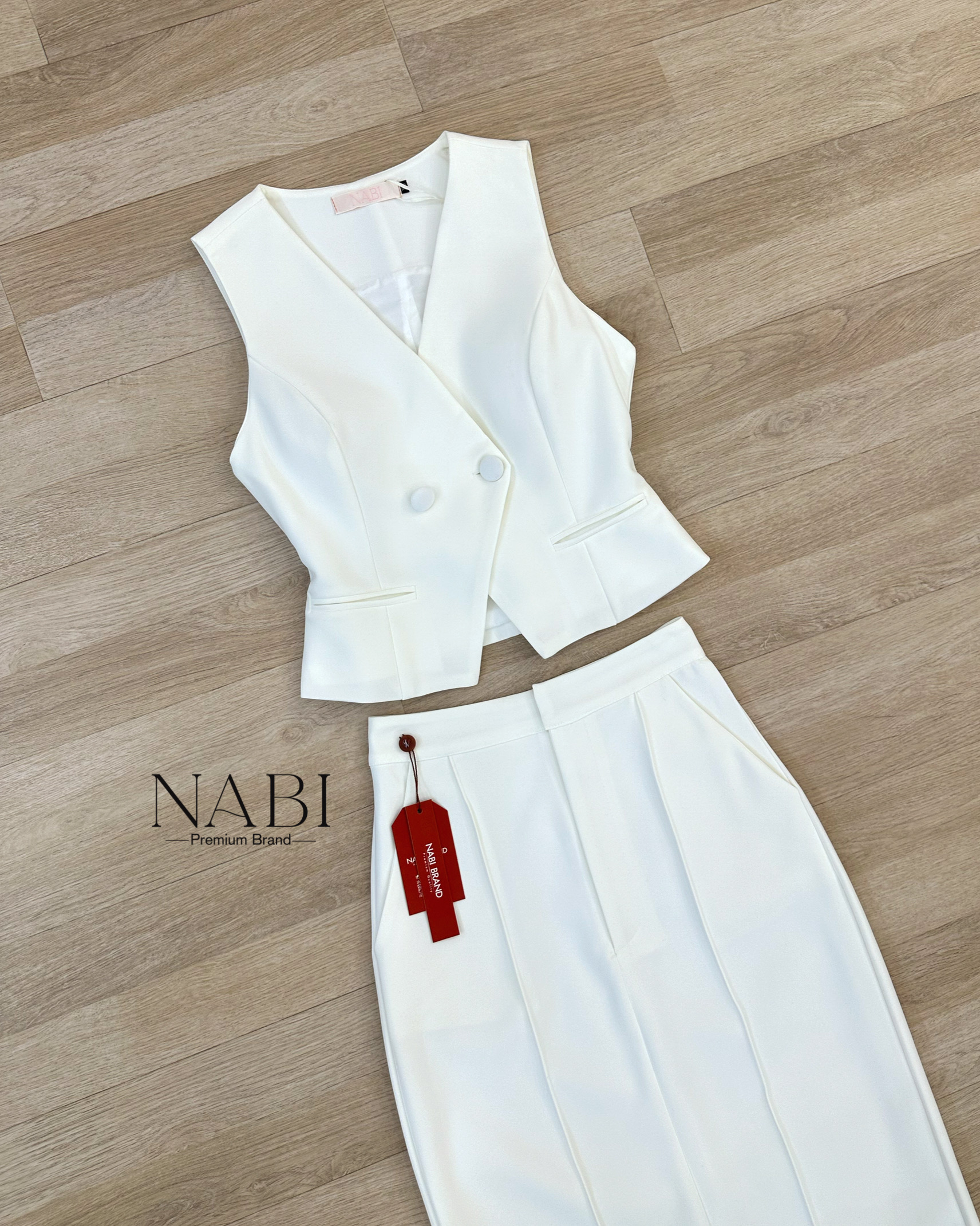 ชุดเซ็ตเสื้อแขนกุดคอV ดีไซน์สวยหรูด้านหน้าแต่งกระดุม มีสายปรับขนาดด้านหลัง มาคู่กระโปรงยาวเอวสูง ผ่าหลัง เย็บเกล็ด 2เส้นด้านหน้า ทำให้ดูหรู ไม่เชย งานมีซับ มีบราอย่างดี ที่สำคัญผ้าเกรด Premium อยู่ทรง สามารถใส่ออกงาน ใส่เดินห้าง ช้อปปิ้งได้แบบชิวๆ ลุคhi-c