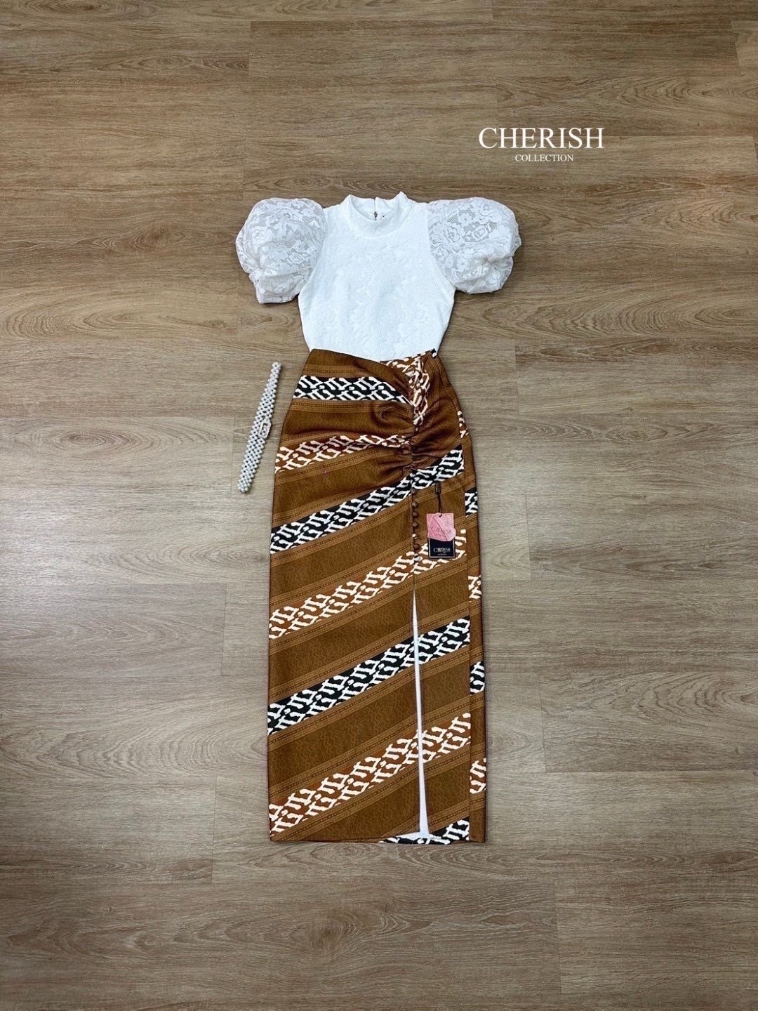 ชุดไทย Set 3 ชิ้น ตัวเสื้อลูกไม้คอปีน แขนตุ๊กตาฟูฟ่องแบบเก๋ มาพร้อมซับในทั้งตัว ตัวผ้าถุงพิมพ์ลายไทยพับจีบหน้าผ่าข้างช่วยทำให้ขาดูเรียวยาว แถมเข็มขัด สวยงามอย่างไทย ใครใส่ก็ไม่เฉย ต้องจัดสักชุดนะคะ