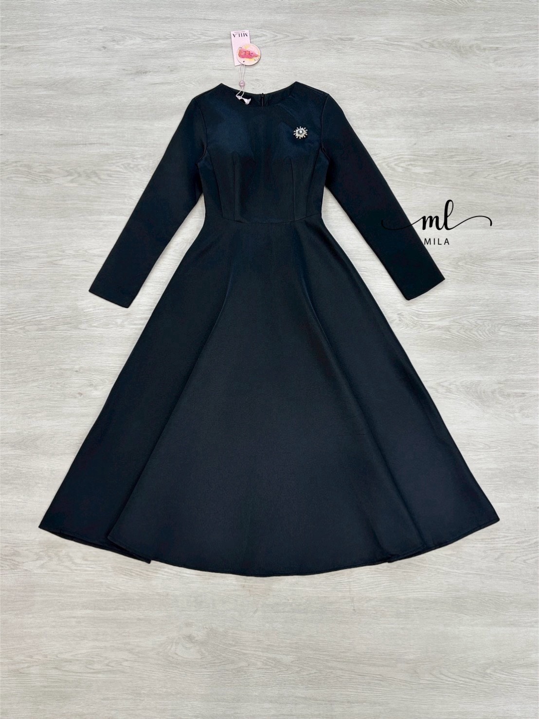เดรสดำแขนยาวทรงสุภาพ เรียบหรูดูแพง ✨ ดีไซน์คอกลมเรียบ สไตล์มินิมอลแต่สง่างาม กระโปรงทรงบานเข้ารูปช่วงเอว ช่วยพรางหุ่นและเสริมรูปร่างให้ดูเพรียว ผ้าหนานุ่มทรงสวย อยู่ทรงดี ไม่บาง ไม่แนบเนื้อ