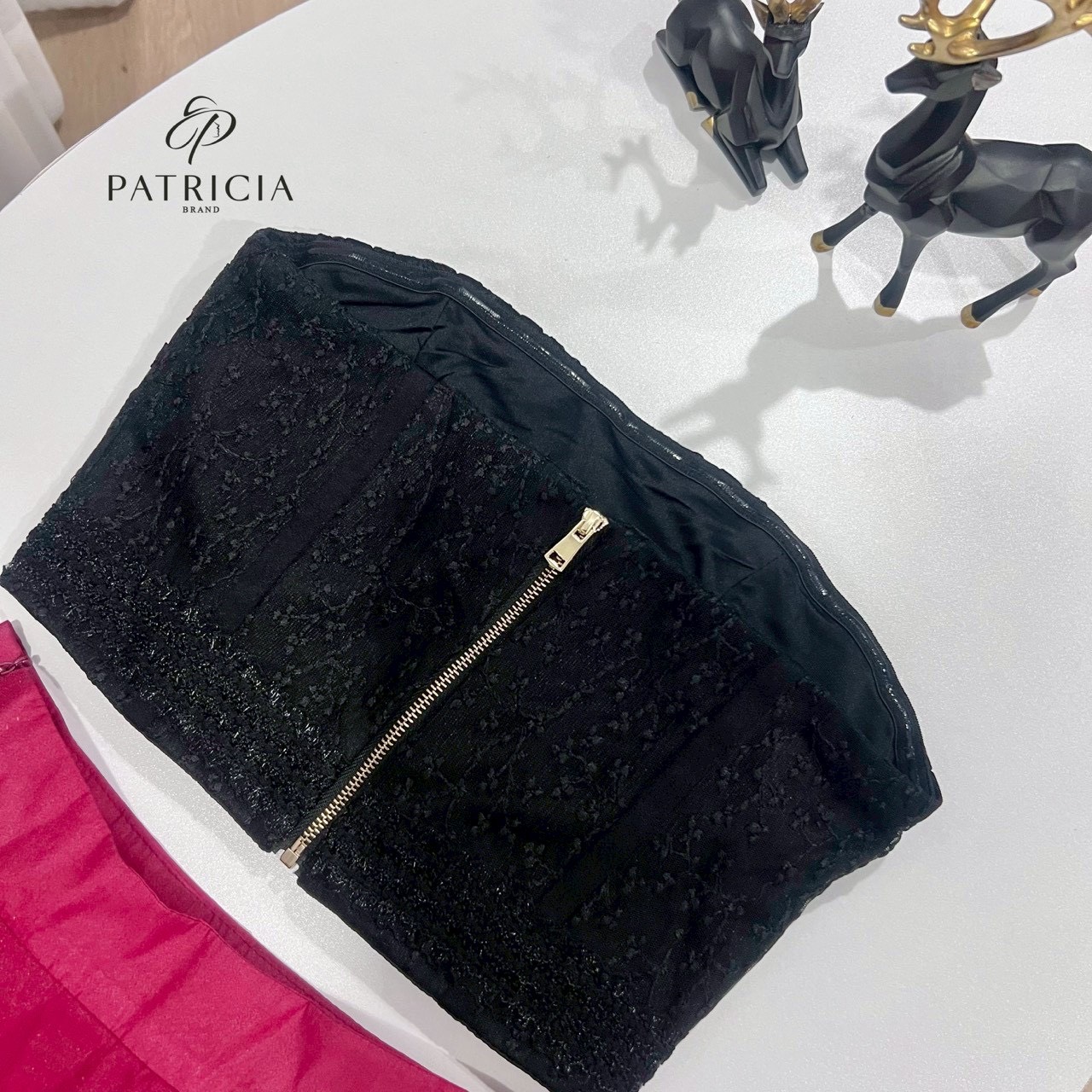 Set 2ชิ้น เกาะอก+กระโปรง🔥 เซ็ทนี้ตัวเสื้อเป็นทรงเกาะอกเข้ารูป ใช้ผ้าลูกไม้สีดำและมีซับในด้านในมีฟองน้ำอย่างดี และเย็บขอบด้วยยางกันลื่น เป็นงานซิปหลัง