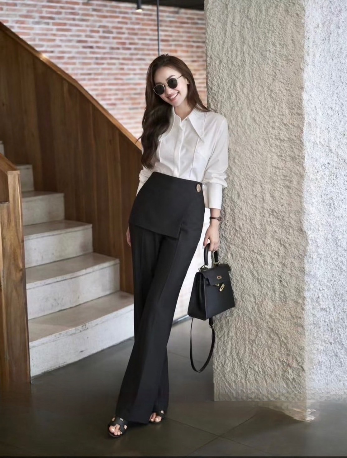 Label :: RAMI-PAPHA(รมิปภา) เสื้อเชิ้ตคอปกดีไซน์เก๋ ด้านหน้ากุ๊นเป็นเส้นตรง กระดุมซ่อนด้านหน้าใช้งานได้จริง ปลายแขนเสื้อด้านหลังกระดุมใช้งานได้จริง3เม็ด เนื้อผ้าหนานุ่มอย่างดีสวมใส่สบาย **รีดเครื่องพ่นไอน้ำเรียบง่าย หายห่วง