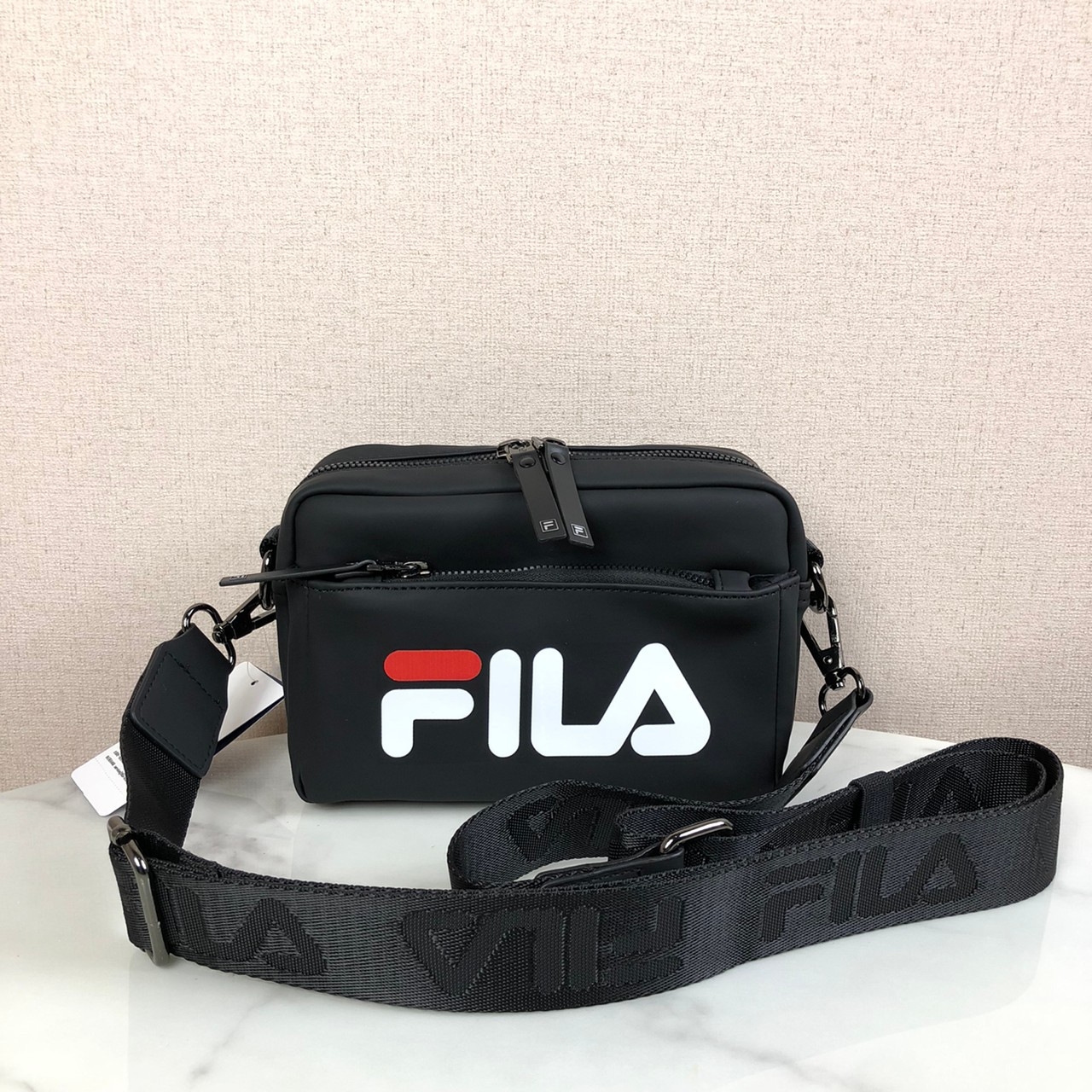 กระเป๋าสะพายเท่ห์ๆ แนวสปอร์ต แนวสตรีทแบรนด์เนมฟิล่า Fila bag-สีดำ