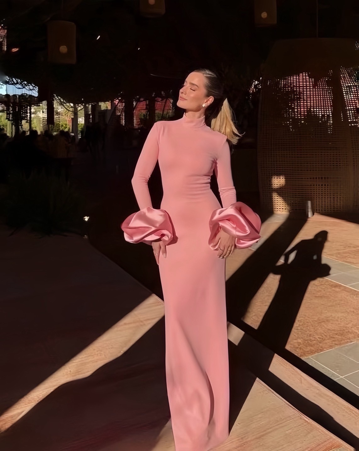 เดรสคอเต่าสีชมพูทรงสอบตัวยาว ช่วงแขนแต่งบอลลูนพองสวยเป็นทรง ใส่ไปงานสวยๆได้เลยค่า ราคานี้มือต้องไวเลยค่า