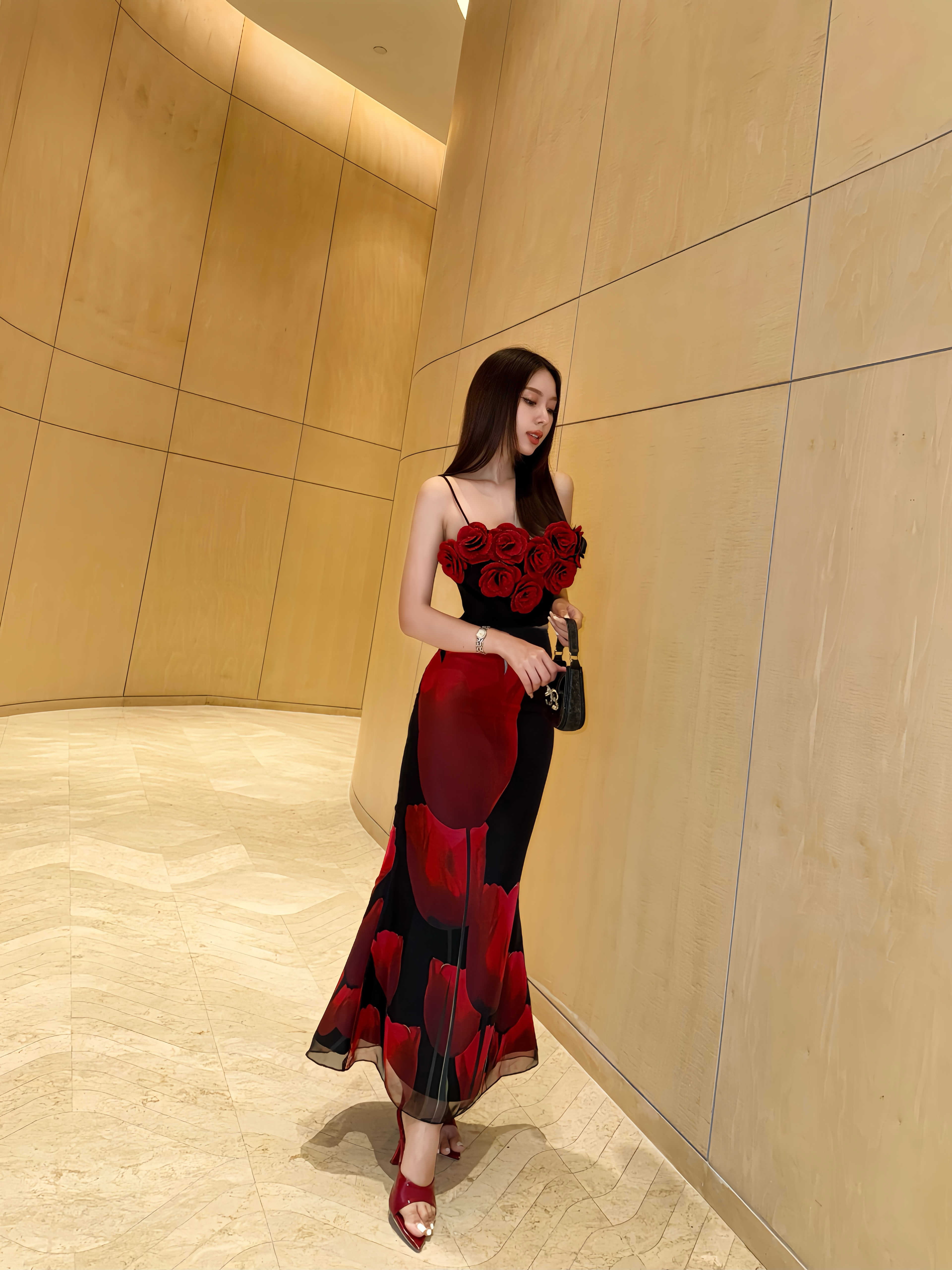 เซทครอปสายเดี่ยวสีดำ แต่งดอกกุหลาบสีแดงเป็น 3D + กระโปรงยาว ปบายมีความหางปลานิดๆ ผ้าพิมพ์ลายดอกไม้ สวยมากรุ่นนี้ ออกเดตวัน Valentine ด้วยชุดนี้ สวยสะกดจิต