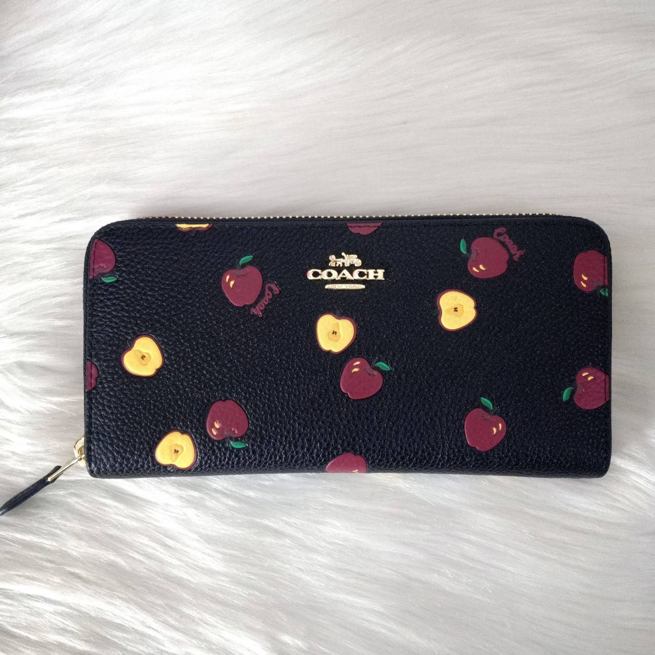 กระเป๋าสตางค์ไฮโซใบยาวซิปรอบแบรนด์เนมโค้ชสีน้ำตาลดำลายแอปเปิ้ล COACH 76546 Accordian long wallet red Apple