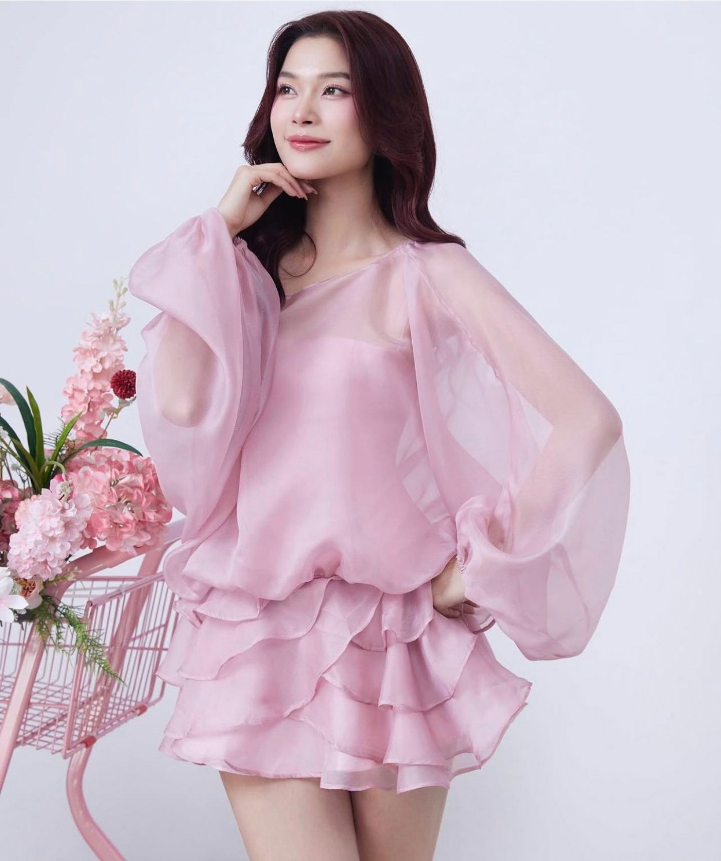 Dress jump สายเดี่ยวตัวสั้น แต่งเสื้อแขนยาวทรง oversize คลุมด้านนอก ชายกระโปรงแต่งระบายชั้น มีกางเกงขาสั้นด้านในไม่ต้องกลัวโป๊เลยค่ะ เนื้อผ้าใส่สบาย เป็นทรงสวย ... ใส่ออกมาแล้วเป๊ะเว่อร์ แพทเทรินเนี๊ยบสุดๆ สามารถใส่ได้ในทุกโอกาสเลยค่า..