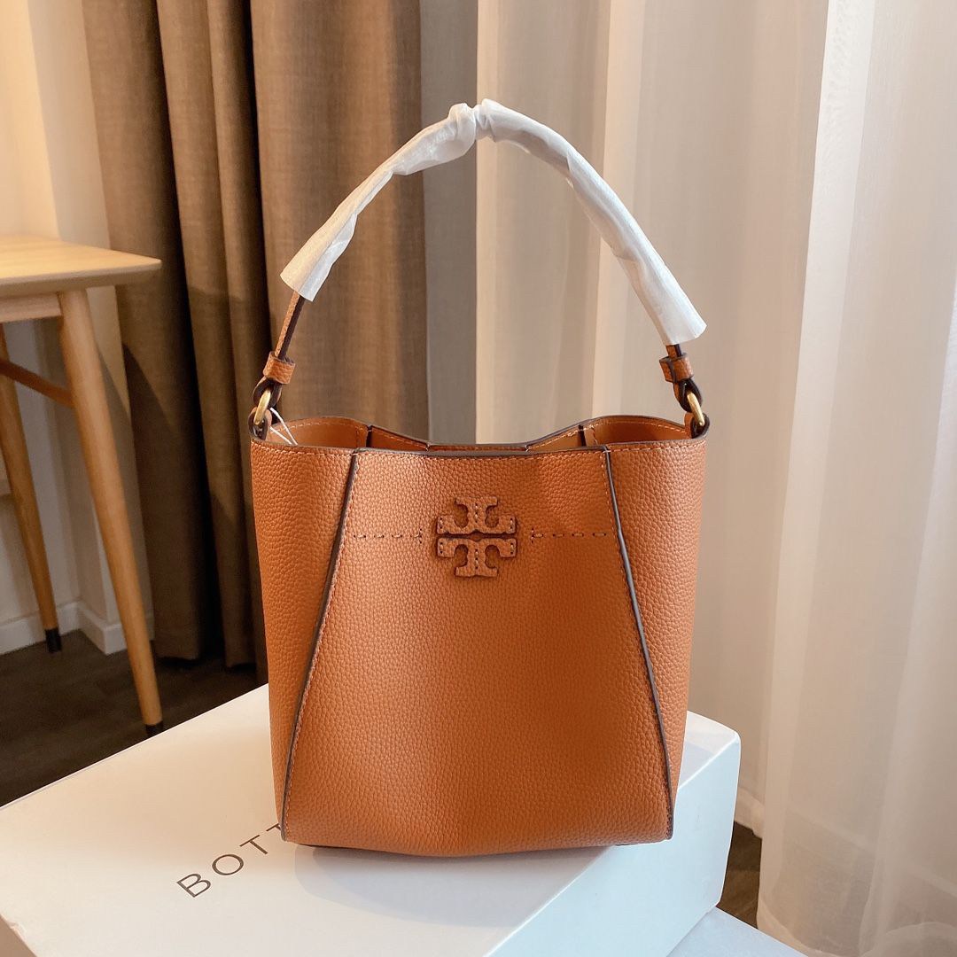 กระเป๋าสะพายไฮโซแบรนด์เนมโทรี่เบิร์ชสีน้ำตาลหนังแท้ TORY BURCH MCGRAW MINI BUCKET BAG
