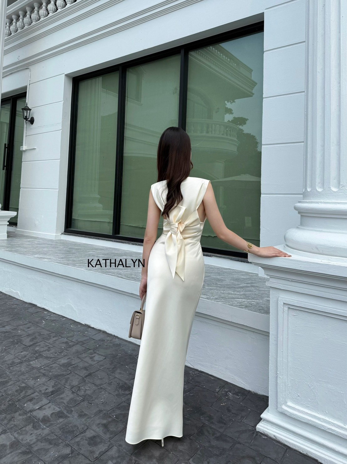 Tag : KATHALYN Detail : เดรสกระโปรงยาวแขนกุด ทรงพอดีตัวใส่กำลังสวย ผ้าดีเนื้อสวยหรูหราใส่ออกงานเข้าสังคมได้ สีสวยขับผิวใส่ได้ทุกโอกาสพิเศษ ด้านหลังแต่งโบว์ผูกได้ตามต้องการ พอผูกแล้วทำให้เว้าหลังเล็กน้อยกำลังสวย ปลายกระโปรงพลิ้วเล็กน้อย ความยาวกระโปรงกำลัง