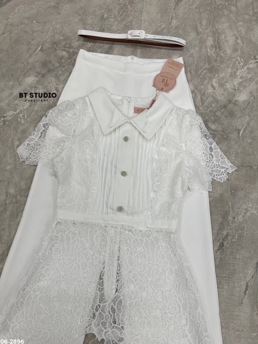 เซท 3 ชิ้น เสื้อลูกไม้แขนสั้นคอปกซิปหลัง ตรงกลางแต่งแทบจับจีบติดกระดุม 3 เม็ดเรียงกันปลายชายแต่งระบายนิส ๆ มาพร้อมกางเกงขายาวกระเป๋าใช้งานได้จริง และเข็มขัดเส้นเล็กสีขาว แมทซ์กัน 3 ชิ้นงานสวยมากกคร้าา