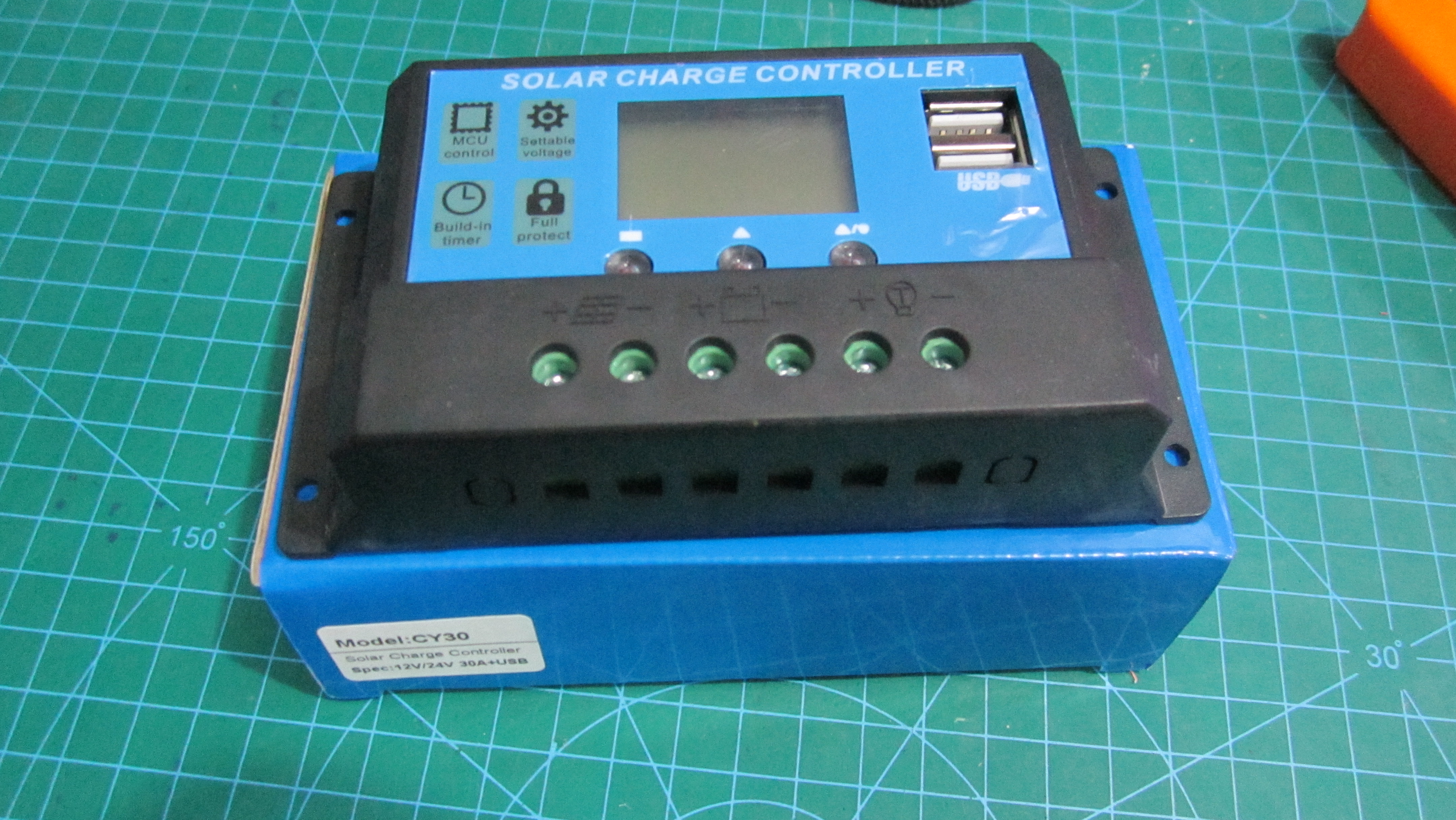 ชุดควบคุมพลังงานแสงอาทิตย์ 30A 12 / 24V แบตเตอรี่