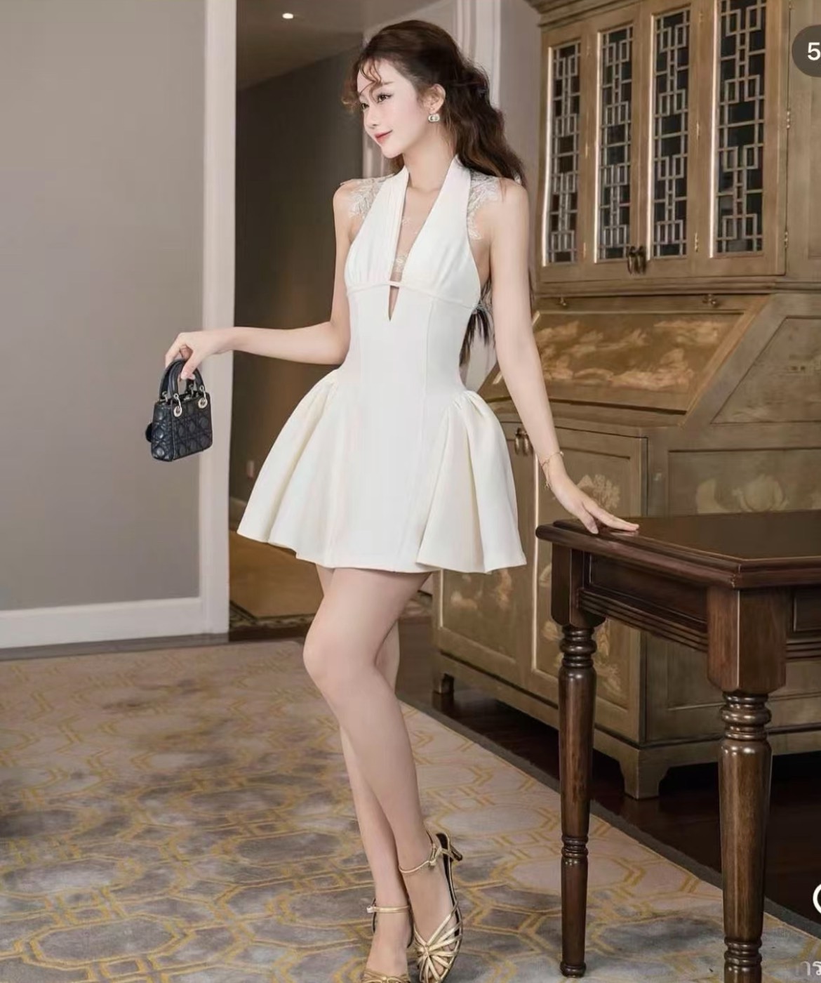 เดรสกระโปรงคล้องคอ สีขาวสะอาดตาทรงพอดีตัวใส่กำลังสวย มีบลาในตัว ด้านหลังแต่งแต่งผ้าซีทรูลูกไม้สวยแบบหรูหราลูกคุณมาก ด้านข้างกระโปรงจับเย็บยกทรงพองให้พองเล็กน้อย ความยาวกำลังพอดีใส่ออกงานได้ทุกโอกาส เนื้อผ้าดีมีน้ำหนัก