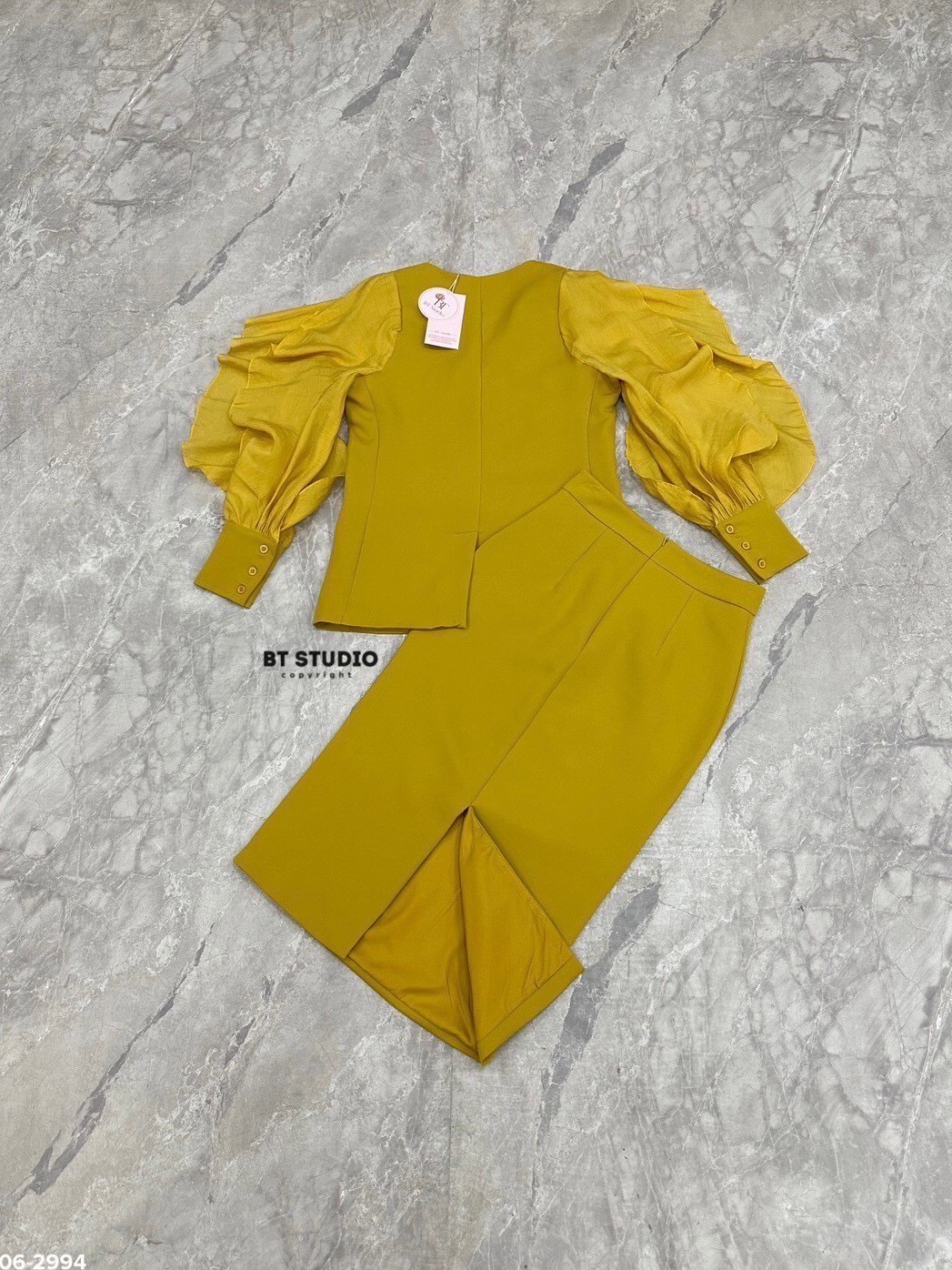 เซท 2 ชิ้น เสื้อเบเซอร์แขนยาวคอปก ช่วงแขนแต่งผ้าระบายสบัดพริ้ว ๆ ดีไซส์กระดุมหน้า 3 เม็ด กระเป๋าหน้าใช้งานได้จริง แมทซ์กับกระโปรงยาวคลุมเข่า ผ่าหลัง งานสวยเนื้อผ้าดี คัตติ๊งเป๊ะ มีซับในจ้าา