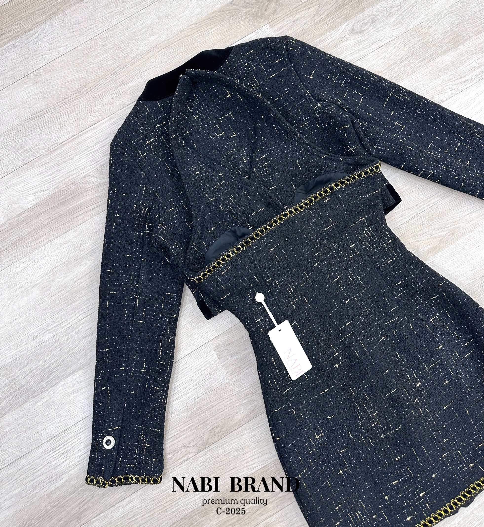 Set 2 ชิ้น เสื้อสูทคลุม มาคู่กับ เดรสคล้องคอเปิดหลัง ผ้าทวิตหนาอย่างดี งานขึ้นห้าง มีช่องกระเป๋าใช้งานได้จริง เดรสมีฟองน้ำ ทั้งชุดมีซับในมาให้ ชุดเดรสงานกระดุมหน้า ชุดนี้ดีเทลจึ้งๆมากค่ะ จะใส่แค่เดรส หรือสวมเสื้อคลุมไปด้วย ก็หรูเลิศคุณภาพคุ้มเกินราคา ห้าม