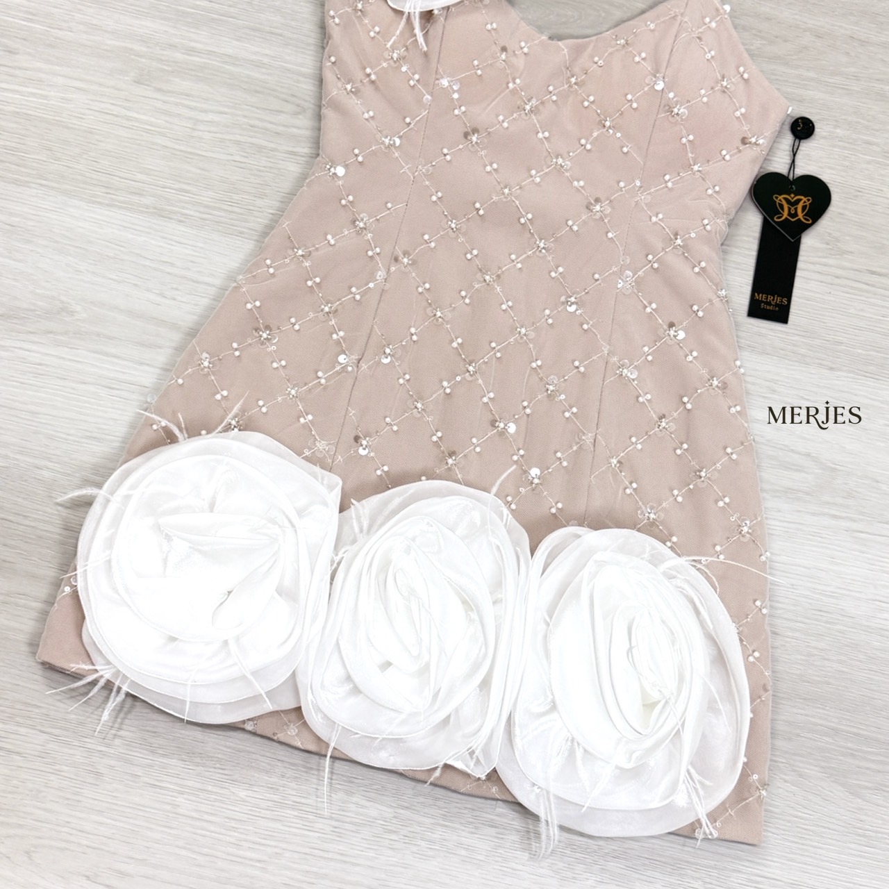 มินิเดรสสายเดี่ยวทรงเข้ารูปเย็บทับด้วยผ้าวิ้งปักมุกสีขาวตัวซับเสื้อเป็นสีเนื้อ อกมีฟองน้ำเสริม แต่งด้วยดอกไม้ช่วงอก และดอกไม้ใหญ่ชายกระโปรงดื่มความสวยเก๋แอบมีความเซ็กซี่ ออกงานปาร์ตี้สวยๆเลยคะ