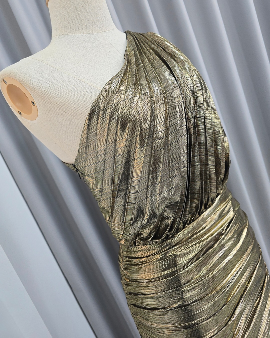 Pleated Metallic One Shoulder Maxi Dress Split Skirt Detail Label : LUXE ☑️แม็กซี่เดรสเสื้อไหล่เดียวอัดพลีท กระโปรงเข้ารูปตรงสะโพก ต่อชายกระโปรงบาน ผ่าหน้าขา ☑️ทำจากผ้าสแปนเด็กซ์ เคลือบเม็ททัลลิก เนื้อนุ่ม ยืดหยุ่น ☑️มีซิปซ่อนและซับใน