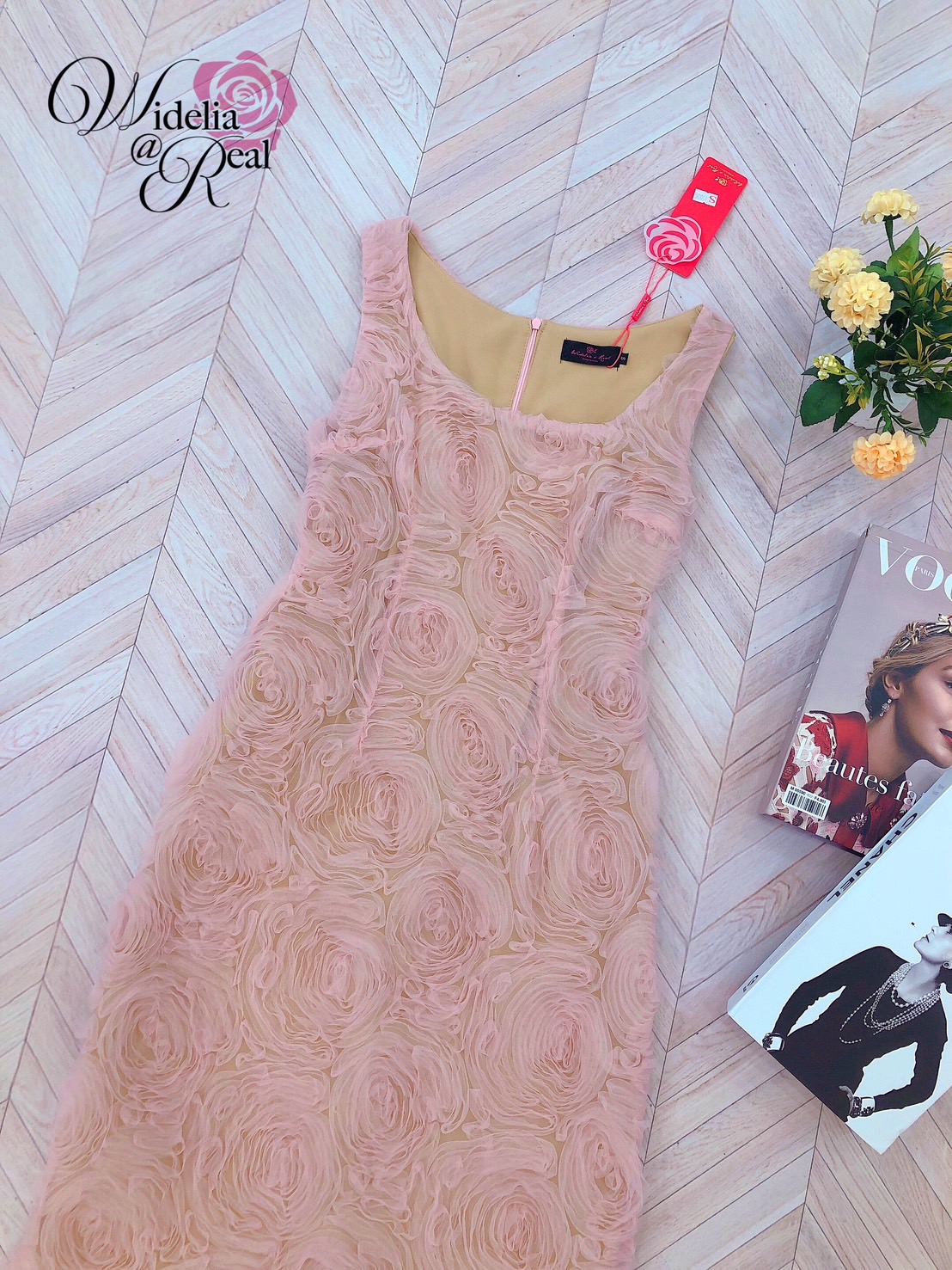 Maxi dress แม็กซี่เดรสตัวยาว แขนกุด ทรงเข้ารูป ซิปหลัง ผ่าหลัง เนื้อผ้าลูกไม้ป๊อปอัพ ชุดนี้ผ้าดีและสวยมากๆ งานคัตติ้งเนี๊ยบมาก ทรงสวยมาก งานคือเป๊ะค่ะ รับรองใส่ออกมาไม่ผิดหวังการันตีให้เลย