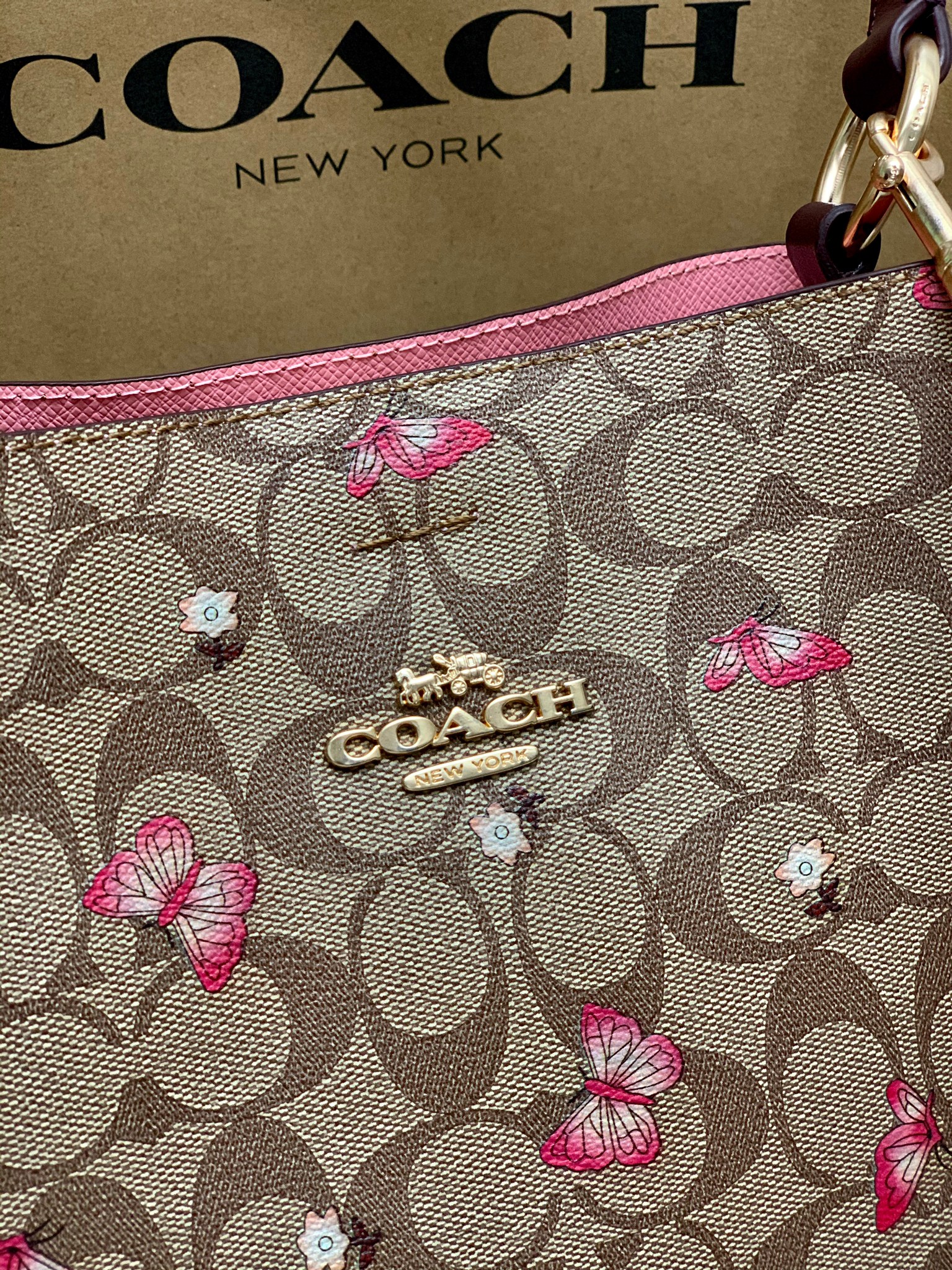 กระเป๋าสะพายทรงถังแบรนด์เนมโค้ชสีน้ำตาลลายC ลายผีเสื้อดอกไม้เก๋ๆ COACH Small Town Bucket Bag in Signature With Butterfly Print 2311