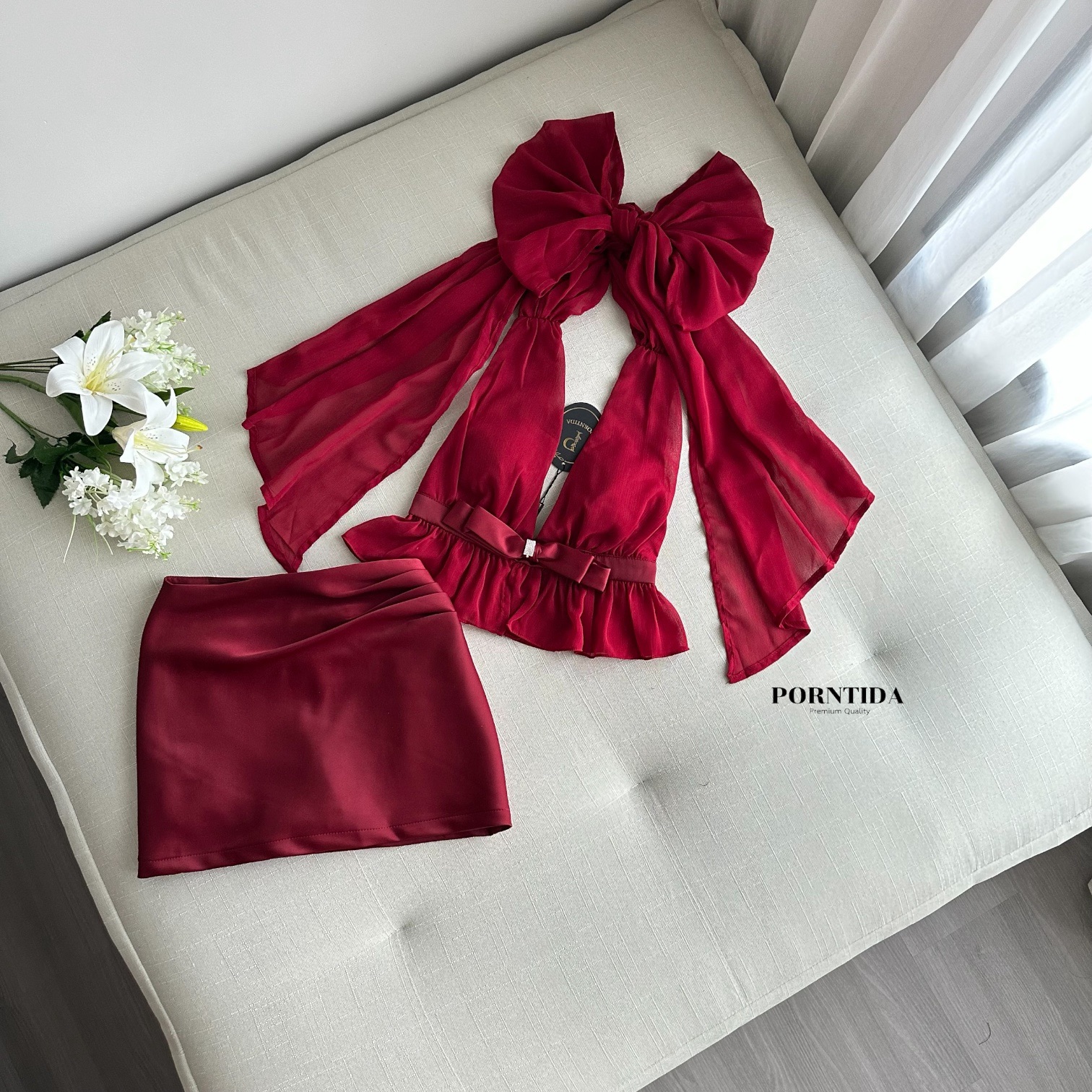 ชุดเซต2 ชิ้นสีแดงไวท์ ชุดเซทผูกคอหน้าอกเสริมฟองน้ำงานโชว์หลังกระโปรงสีแดงซับในกางเกง รุ่นนี้สวยแซ่บหรูมาก ใส่แล้วออราพุ่ง แซ่บบเกินต้าน