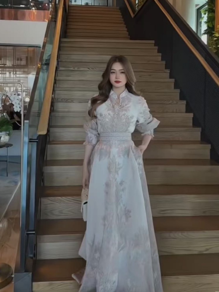 ชุดเซทเสื้อแขนยาวกระดุมหน้าแขนยาวคอปก มาพร้อมกระโปรงยาวแต่งผ้าพริ้ว ๆ งานพิมพ์ลายตามแบบ งานสวยเนื้อผ้าดีคัตติ๊งเป๊ะ