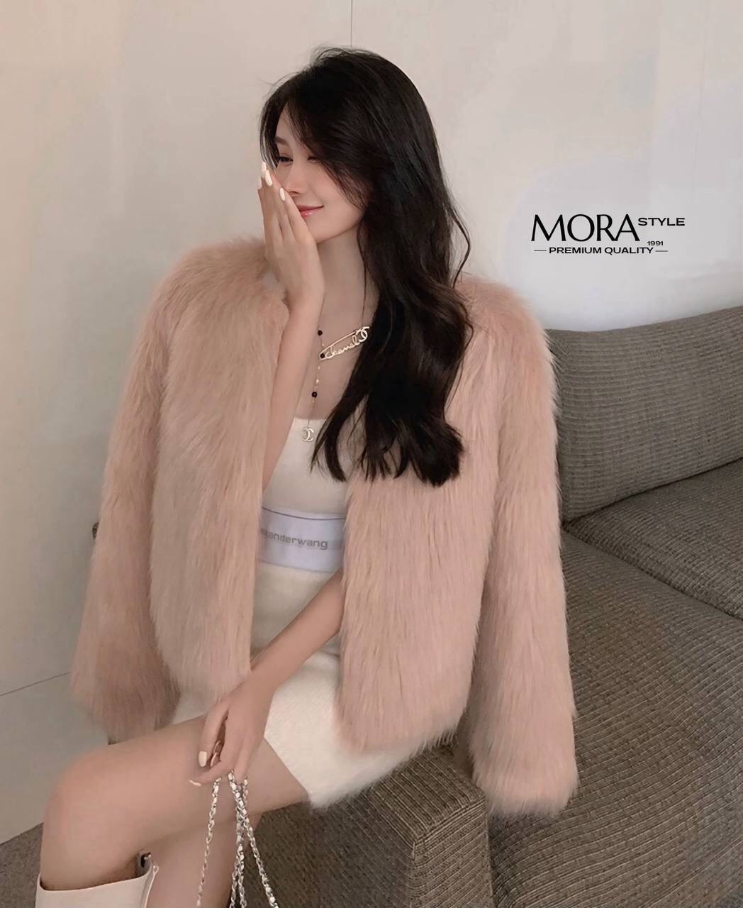 เสื้อคลุมแขนยาวแต่งขนทั้งตัว งานสวยแพง เหมาะกับแฟชั่นหนาวนี้สุดๆ ดีไซน์ออกมาเก๋ งานคือน่ารักมากค่ะ สาวๆต้องมีติดตู้นะคะ