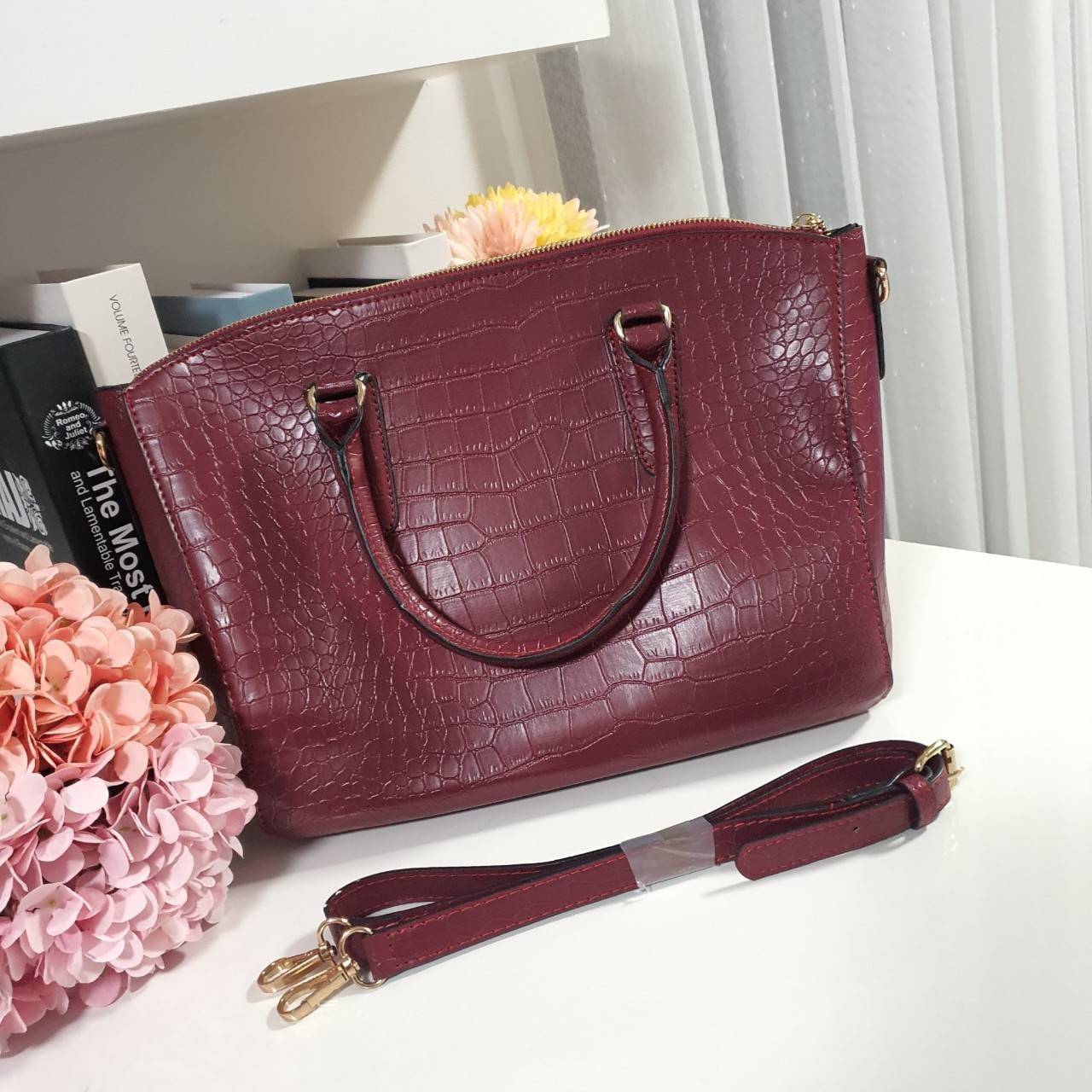 กระเป๋าสะพายแบรนด์เนมแมงโก้ลายจรเข้สีแดงไวน์ MANGO TOUCH CROC HANDBAG