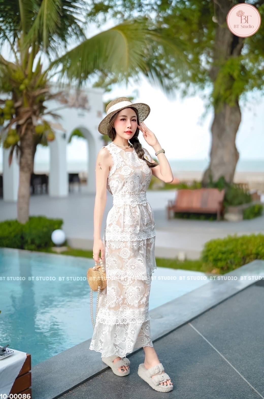 เดรสลูกไม้แขนกุดแต่งระบายติดขอบแต่งกุ้นเป็นชั้น ๆ งานด้านในมีซับสั้น ซิปหลัง งานลูกไม้สีขาวแต่งฉลุลายเนื้อผ้าดี ชุดนี้ห้ามพลาดค่ะ งานสวยมากก