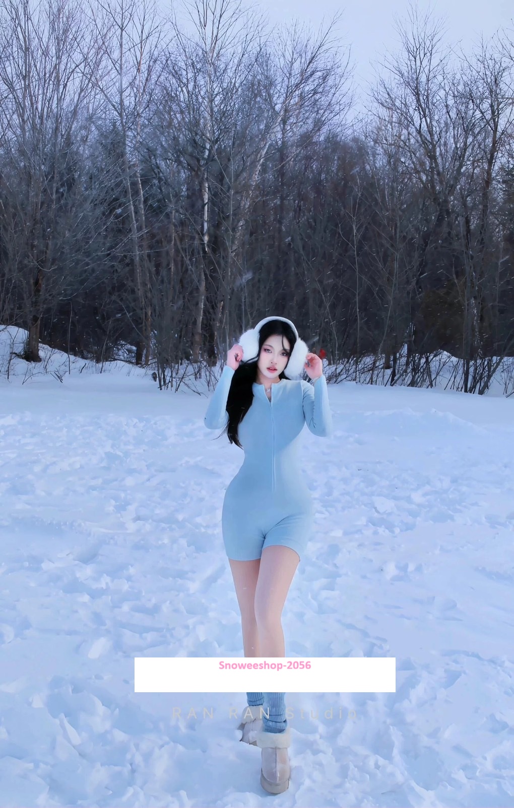 หนาวแค่ไหนก็ยังสวย บอดี้สูทไหมพรมแขนยาว รุ่นใหม่สีฟ้า ดีไซน์เข้ารูป เน้นหุ่นเป๊ะ ซิปหน้าใส่ง่าย แถมดูเก๋ ขาสั้นแต่เพิ่มความอุ่น ใส่ได้ทั้งเที่ยวเล่น & แฟชั่น ใส่ถ่ายรูปก็คือปังทุกช็อต!