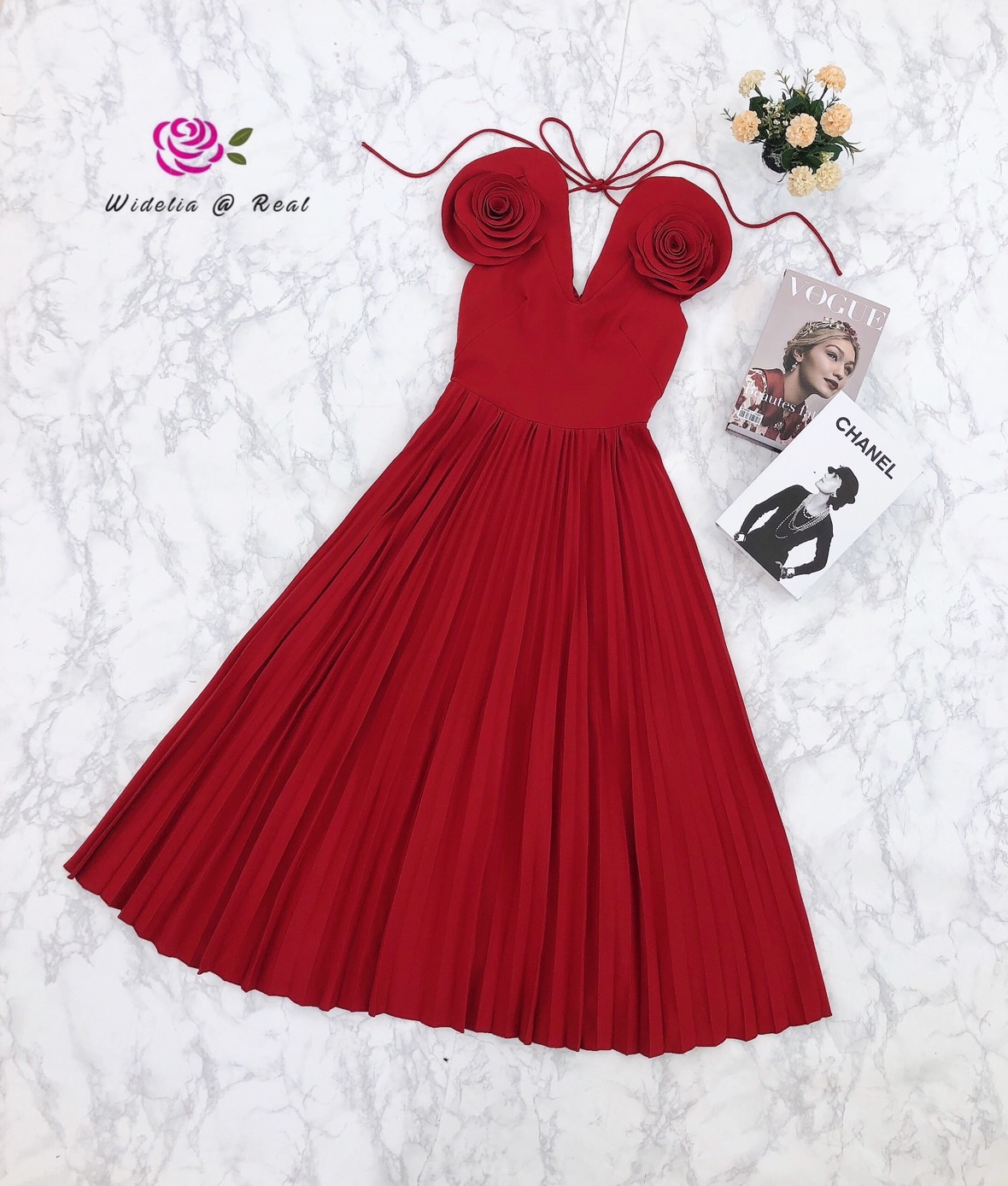 Maxi dress เเม็กซี่เดรสตัวยาว ไหล่ดอกกุหลาบ คอวีหน้าวีหลัง ผูกโบว์ ซิปหลัง กระโปรงอัดพลัท เนื้อผ้าเรียบ สีพื้น งานผ้าอย่างดีค่ะ ทรงสวยเป๊ะ คัตติ้งเนี๊ยบมากๆ รับรองใส่ออกมาไม่ผิดหวังการันตีให้เลย บอกเลยห้ามพลาดเด็ดขาด งานดีงานสวยแน่นอน