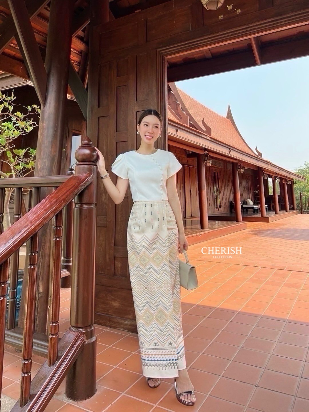 เช็ท 3 ชิ้น ชุดงานบุญ ชุดไทยหรือจะใส่เป็นธีมชุดเพื่อนเจ้าสาวก็เหมาะ ใส่ได้ทุก เทศกาล ดีเทล เสื้อคอกลม ซิปหลัง แต่งกระดุมเรียง เสื้อแขนทรงป้ายเสริมซับในอย่างดี ใส่คู่ผ้าถุงพิมท์ลาย เนื้อผ้าใส่สบาย มีเข็มขัด ไม่ว่าจะออกงานไหน ก็สวยยืนหนึ่งค่ะ