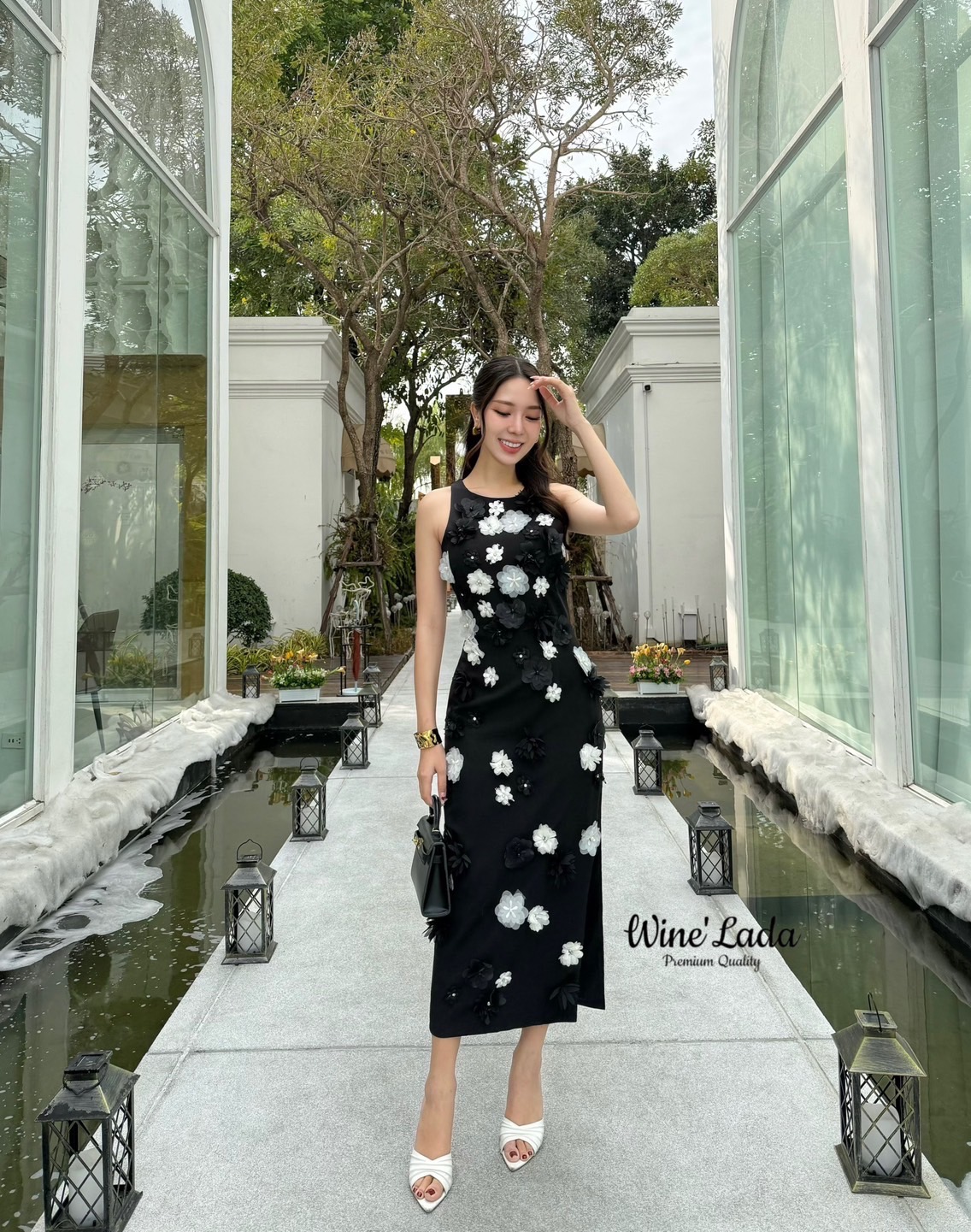 Dress. เดรสแขนกุดตัวยาวแต่งดอกไม้ทั้งตัว ผ่าด้านข้าง เรียบหรู ผ้าดีทรงสวยมากค่ะ เป๊ะและเข้ารูป มีซิปหลัง ใส่แล้วผอมเพียว สวย ซับในทั้งตัว ใครได้ลองแล้วจะหลงรักค่าา รับรองคุ้มเว่อร์ งานสวยมากค่ะ #Wine'Lada