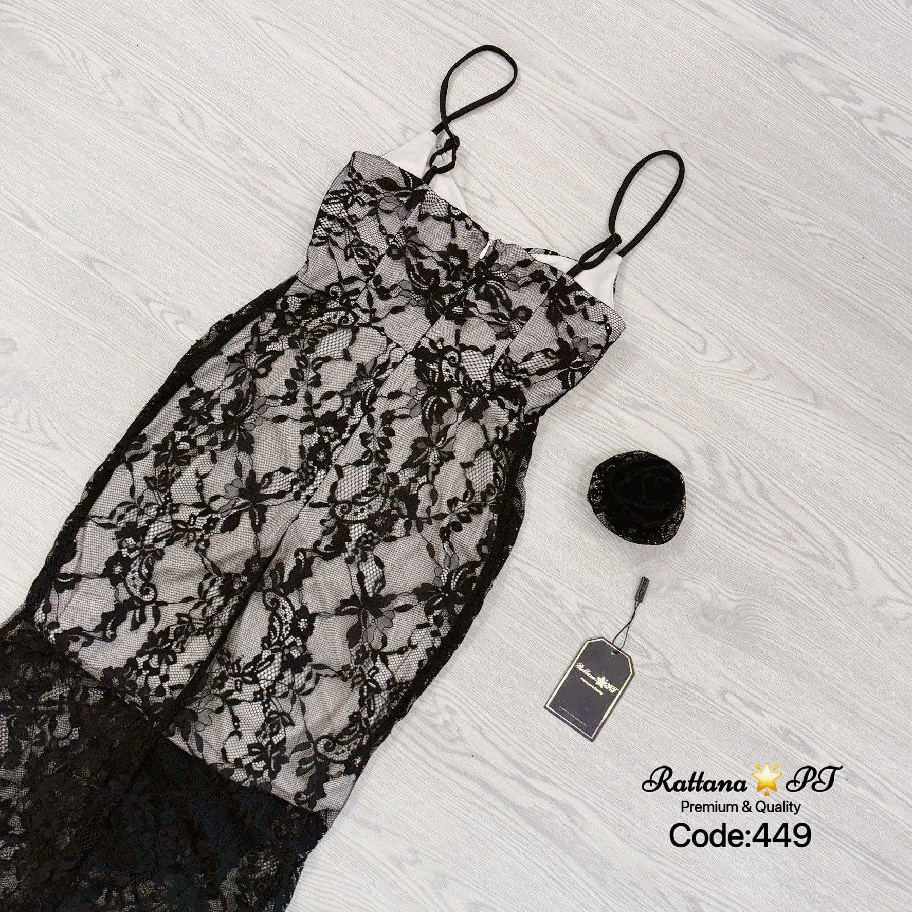 :เดรสยาวลูกไม้ ทรงสวยมาก ดีเทลชุดแต่งดอกไม้ ดอกไม้สามารถถอดออกได้ มีความหรูหรา ดูแพง ใส่ดินเนอร์ ออกงาน ออร่าพุ่ง สวยเด่นกว่าใคร ใส่ดูสูงเพียว มีซับในหน้าอกมีฟองน้ำ สายสามารถไปปรับได้ มีซิบด้านหลัง ช้าไม่ได้แล้วคร้า ของสวยๆหมดไวจัดด่วนๆ