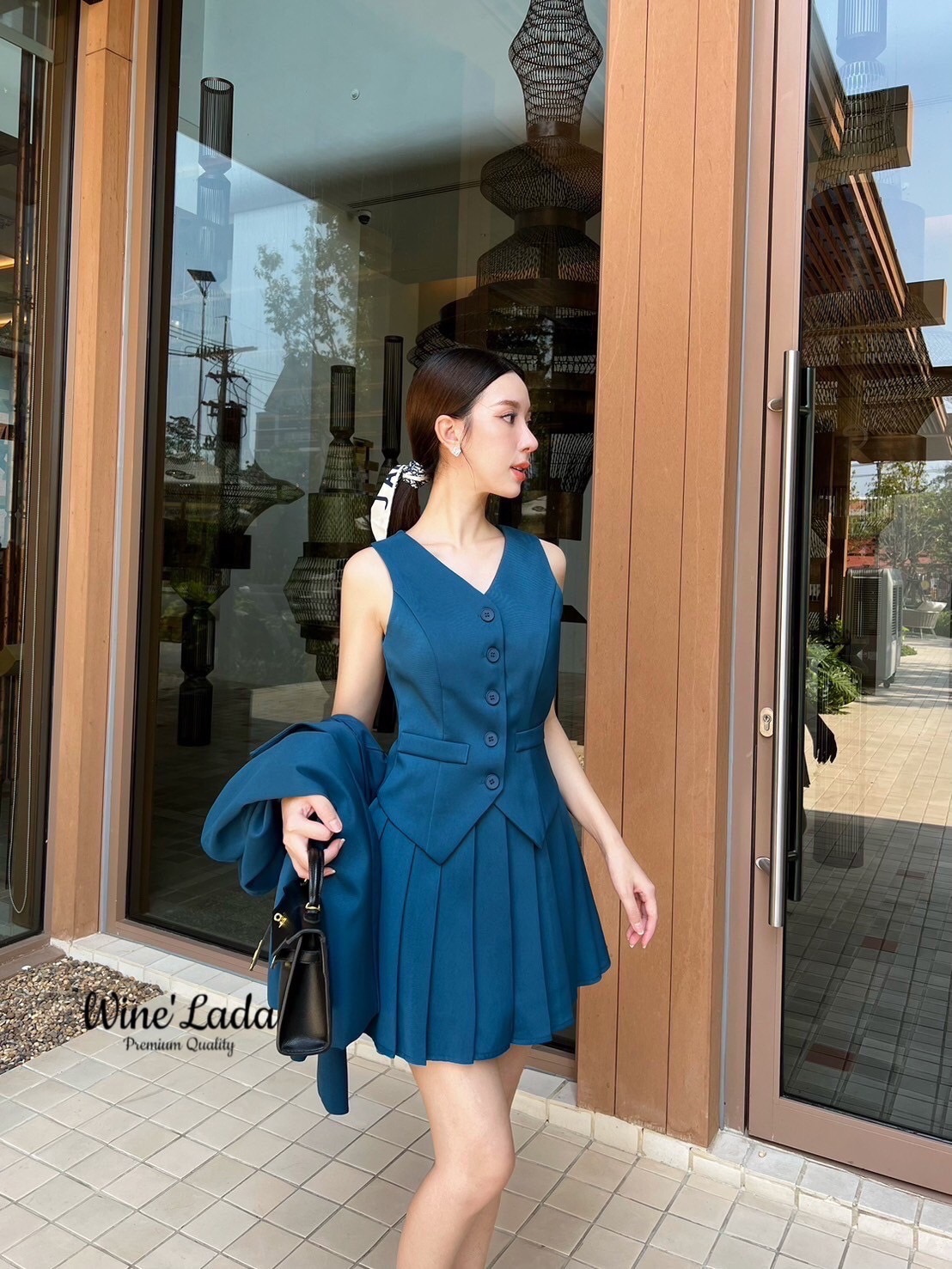 Set 3 Pcs. เซ็ทเสื้อแขนกุดกระดุมหน้า มาคู่กับเสื้อผ้าทรงสูทสีดำ มาพร้อมกับกระโปรงจีบรอบมีซับในกางเกงด้านใน คอมพีทลุคมาก ลุคเท่ห์ คลูๆ สายชิลล์ ต้องมีติดตู้นร้า เนื้อผ้าใส่สบาย ใครได้ลองแล้วจะหลงรักค่าา รับรองคุ้มเว่อร์ งานสวยมากค่ะ #Wine'Lada