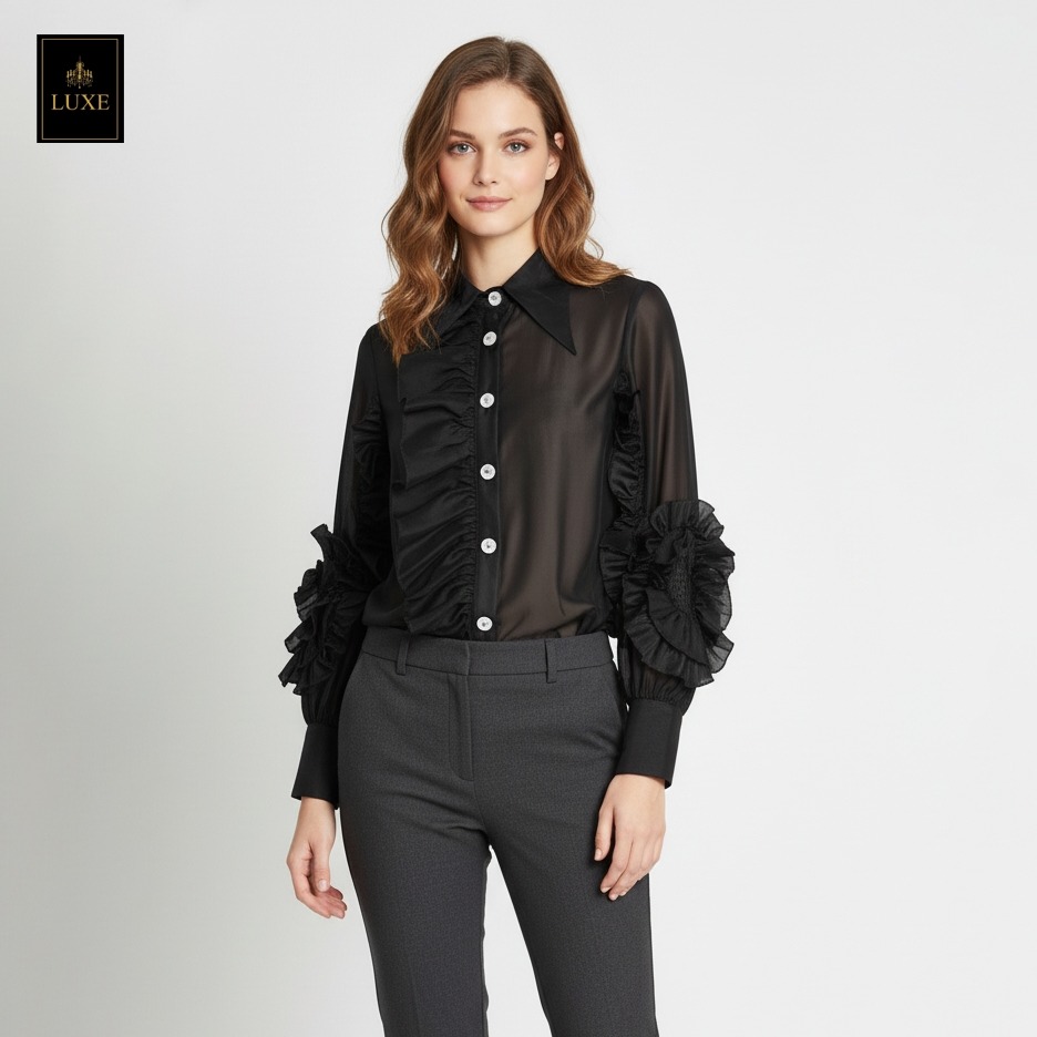 Label : LUXE เสื้อเชิ้ตคอปกแหลมแขนยาว ผ่าหน้าติดกระดุมเพชร สาบเสื้อแต่งระบาย ดีเทลแขนเสื้อแต่งด้วยผ้าในตัวเป็นรูปดอกไม้ ทำจากผ้าไหมเครปผสม เนื้อนุ่ม โปร่ง เบาสบายแต่ให้ความเป็นทรง