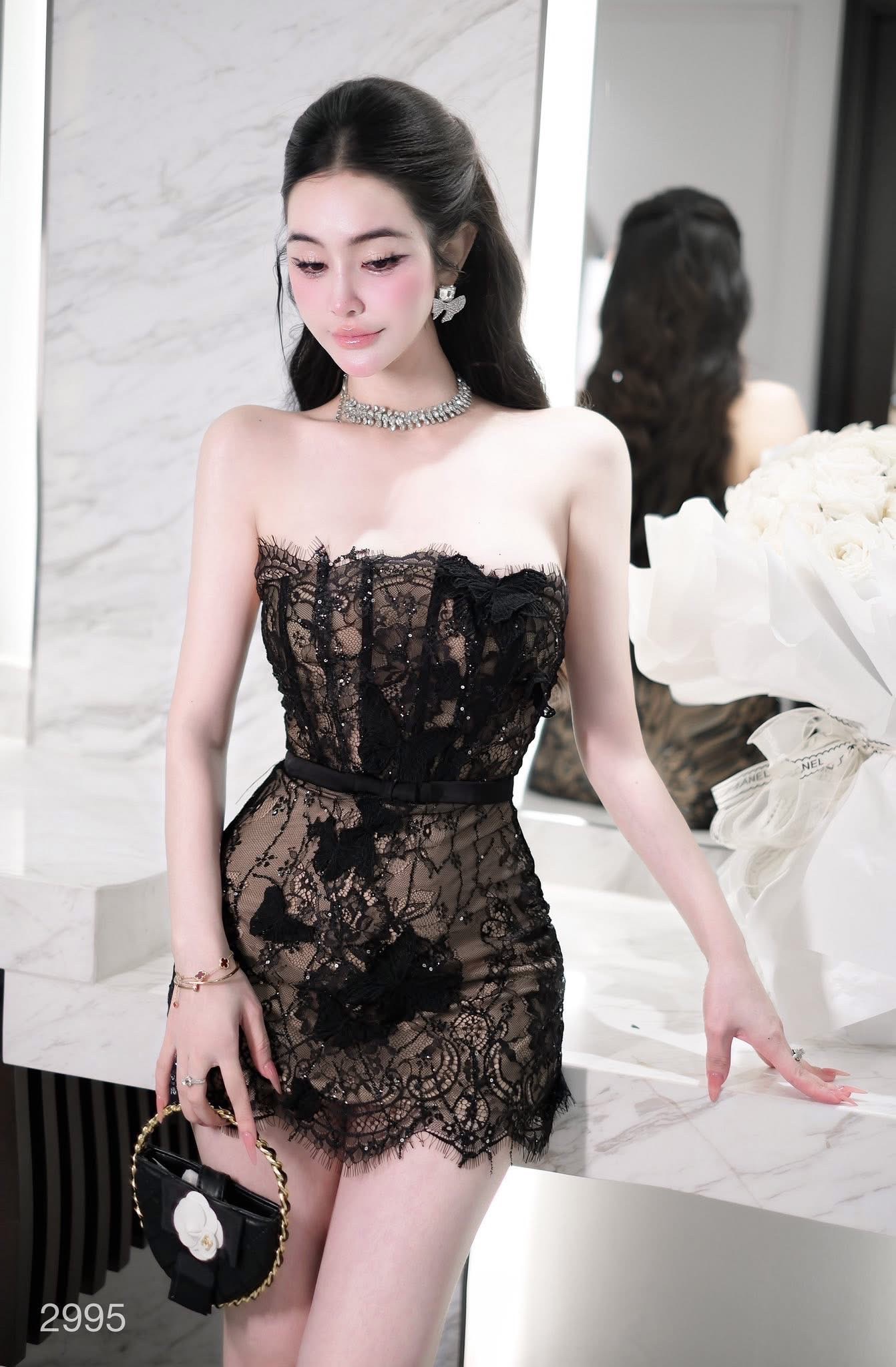 ชุดเดรสลูกไม้สีดำ เป็นเดรสเกาะอกแต่ง detail ผีเสื้อสามดีตามชุดเดรสด้านในเป็นซับในสีครีมเป็นงานซิปหลังซับในเย็บติดทั้งชุดมีมีการเลื่อนหน้าอกหน้าอกเสริมฟองน้ำสวย #ชุดเซ็ต #ชุดpr #ชุดถ่ายรูปคาเฟ่ #ชุด sexy #ชุดเดรสสีดำ #ชุดดินเนอร์ #ชุดเรียบหรูคุณหนู #ชุดงาน