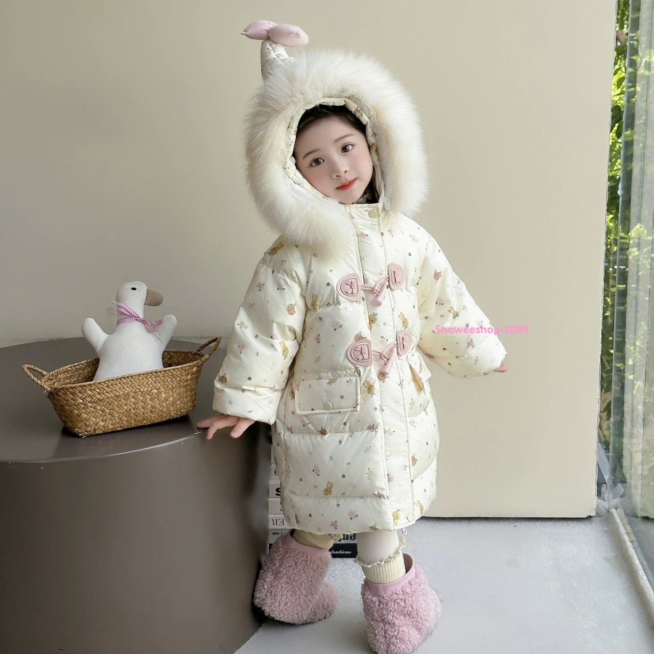 เสื้อกันหนาวเด็กมีไซส์ 80–130 cm Children’s Down Jacket 2025 เรียบหรู ละมุนแบบโทนอบอุ่น สีเบจคุณหนูมาก บุหนานุ่มทั้งตัว ไม่คัน ไม่แข็ง ซิป + กระดุม 2 ชั้น กันลมอยู่สุด ปกสูงกันลมเย็นตรงคอพร้อมหมวกฮู้ดแต่งโบว์ชมพู ใส่ได้ตั้งแต่ ติดลบ ใส่เที่ยวต่างประเทศ หร