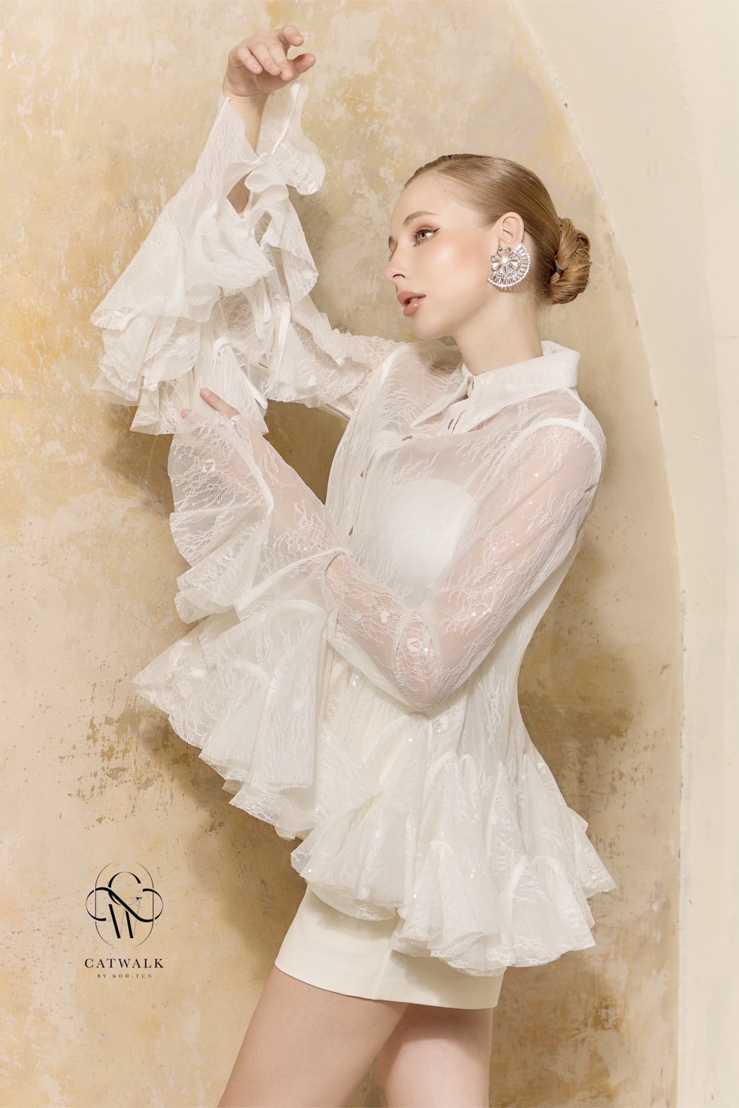 งานป้าย CATWALK BY KOH-TUN Detail>>>เสื้อเชิ้ตเทหลังผ้าลูกไม้ซีทรูปักแต่งเลื่อม เนื้อผ้าลูกไม้ซีทรูเกรดเอ