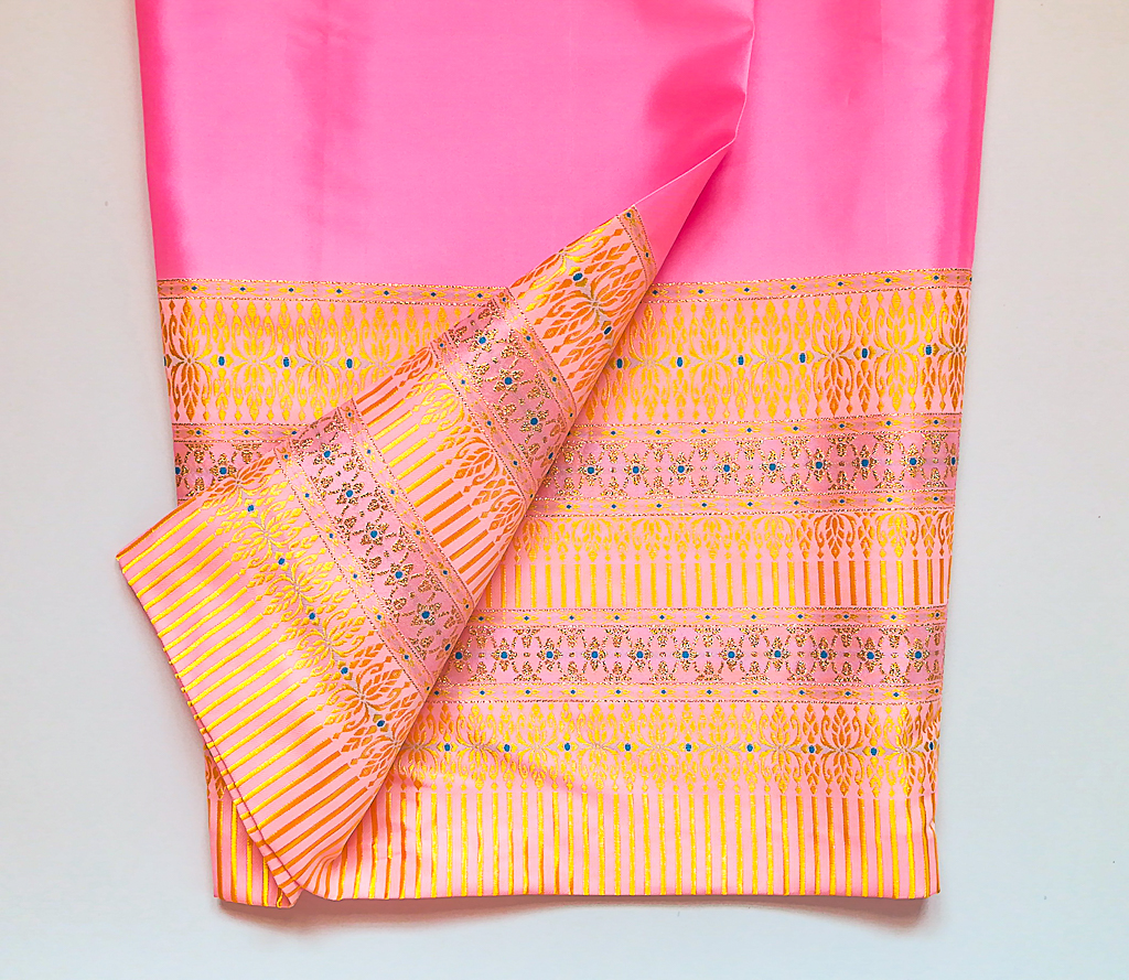 ผ้าถุงไหมสำเร็จรูป (สีชมพู) งานตัดเย็บประณีต อัดผ้ากาวตามสีของผ้าถุง เนื้องานดีเกรด A (รอบเอว 28 นิ้ว)