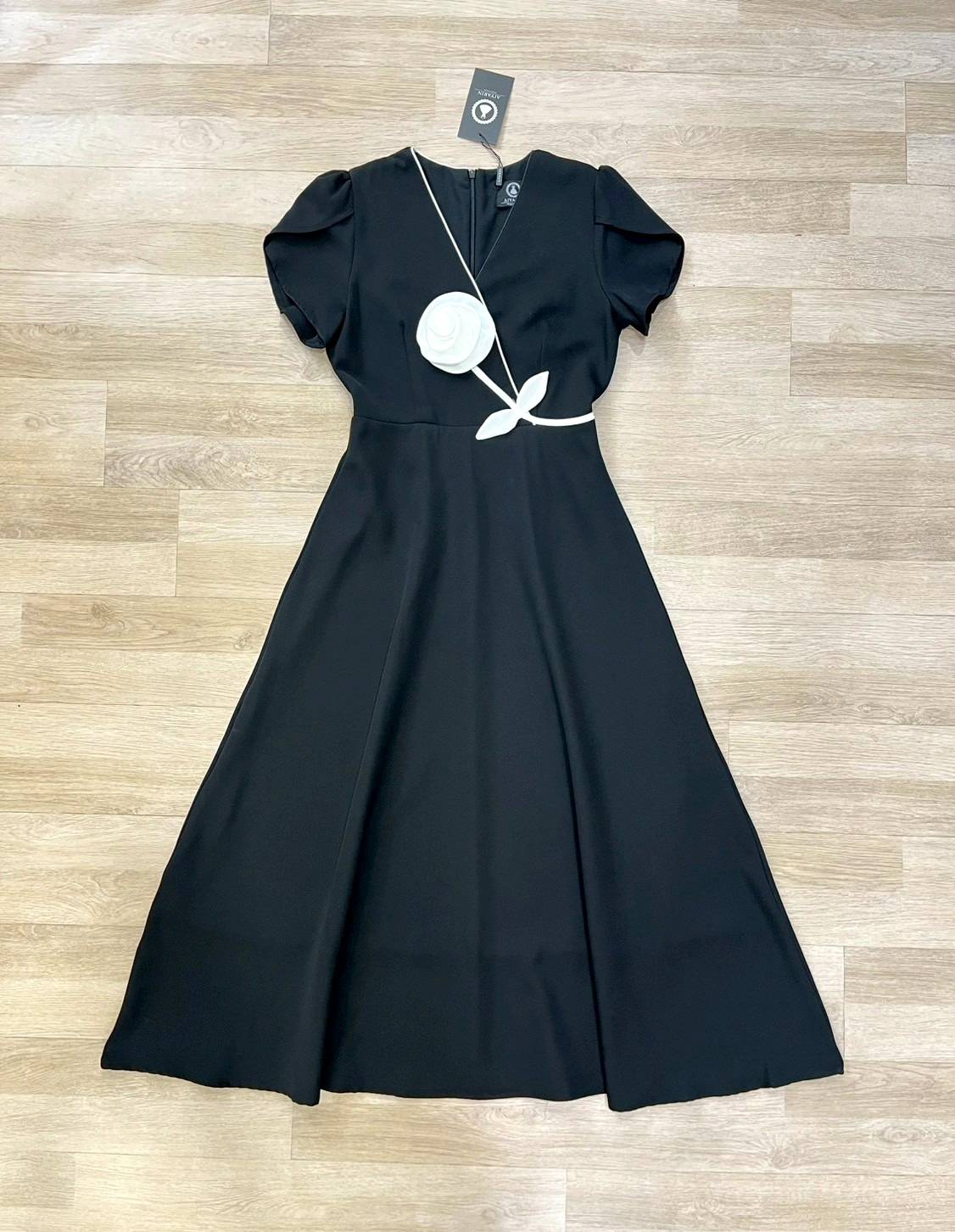 ชุดเดรสกระโปรงผ้าหนาอัดกาวช่วงเสื้อดูลูกคุณมากๆปักดดอกไม้ผ้าเนื้อดีมีทรงสวยมั้กๆผ้าหนาหนักเนื้อดีนิ่มไฮโซสวมใส่ง่ายเเต่งเเนวลูกคุณมั้กๆคะเดรส