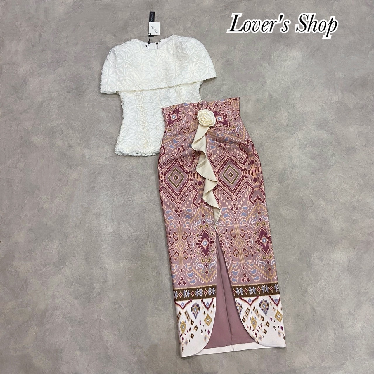 Teg : Lover’s Shop Detail : แม่หญิงไทยสุดๆค่าา สวยหวานละมุนลงตัวสุดๆ ไม่ต้องไปจับแม็ทเองค้า สวยยกเซ็ท ดีเทลตัวเสื้อเป็นทรงคลุมไหล่ ทรงเข้ารูปพอดีตัว ช่วงปกด้านหลังผ่าออก สามารถยกมือใช้งานได้สะดวกค่ะ ตัวเสื้อมีซับในอย่างดีค่ะ ใช้ผ้าลูกไม้เนื้อนุ่มไม่คันนะค