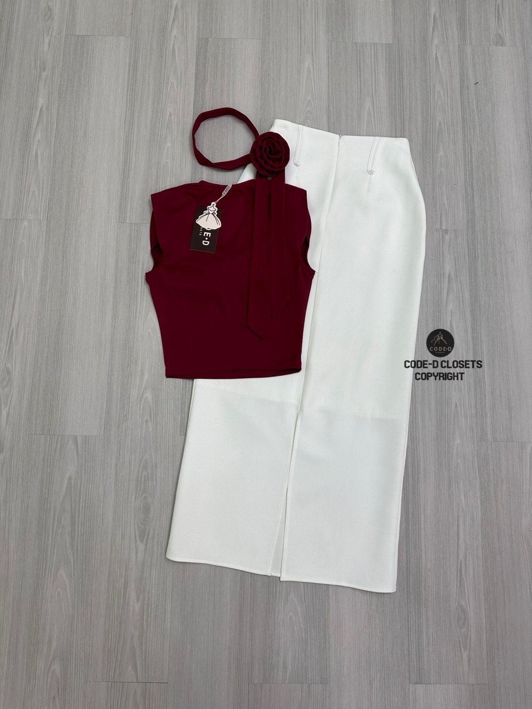 Set 2 ชิ้น เสื้อยืดสีแดงแขนกุดคอวีแต่งย่น( ไม่เสริมฟองน้ำไม่มีซิป) มีผ้าพันคอและเข็มกลัดดอกไม้3D เพิ่มความเก๋ให้กับชุด และมาคู่กับกระโปรงยาวทรงสอบสีขาว ดีเทลผ่าหลัง ดีไซน์สวย (มีซิปด้านหลัง ) เย็บซับในอย่างดี บอกเลยว่าชุดนี้คือเป๊ะมาก เข้ารูปสวย สวยมากๆค่