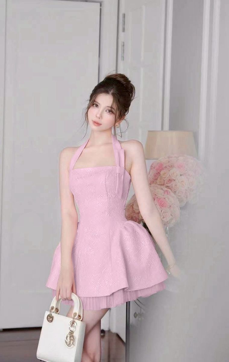 มินิเดรสคล้องคอ ดีเทลผ้าลูกไม้แต่งคริสตัลทั้งตัว สายตรงคอมีกระดุมแกะออกได้ แต่งโบตรงอก1ข้าง อกมีฟองน้ำ และ ซิปหลัง ตัวกระโปรงจับจีบบานออก ซับในแต่งระบายมุ้ง ใส่ออกมาทรงสวย น่ารักสุดๆ ห้ามพลาดนะคะ